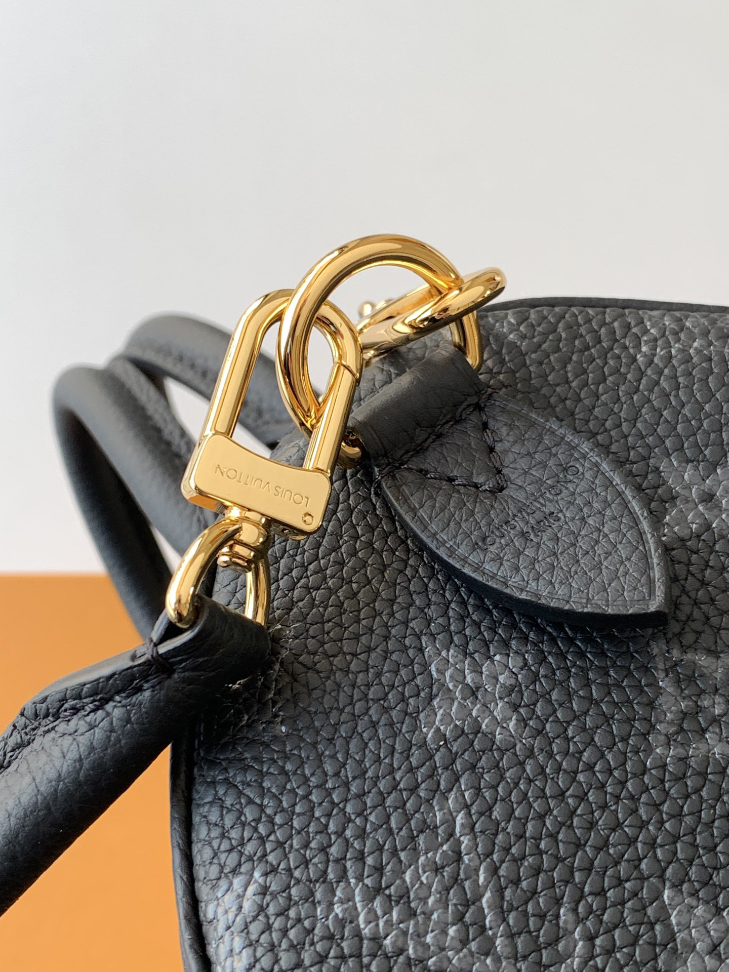 Louis Vuitton This Speedy Bandoulière 25 handbag is crafted from cowhide leather, offering a pillow-like soft touch.