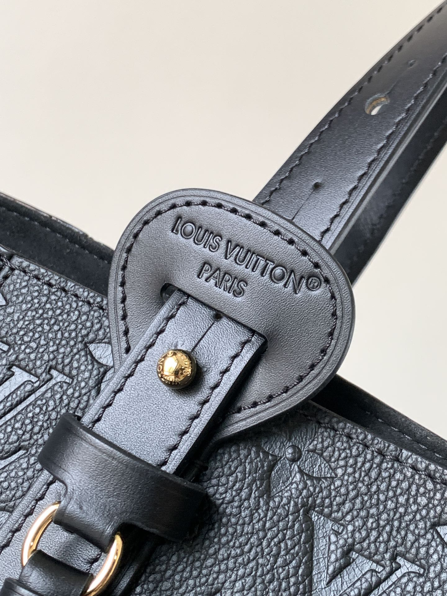 Louis Vuitton True to its name, this medium-sized "All In One" handbag is designed to be versatile, effortlessly transforming into either a tote or a Hobo bag.