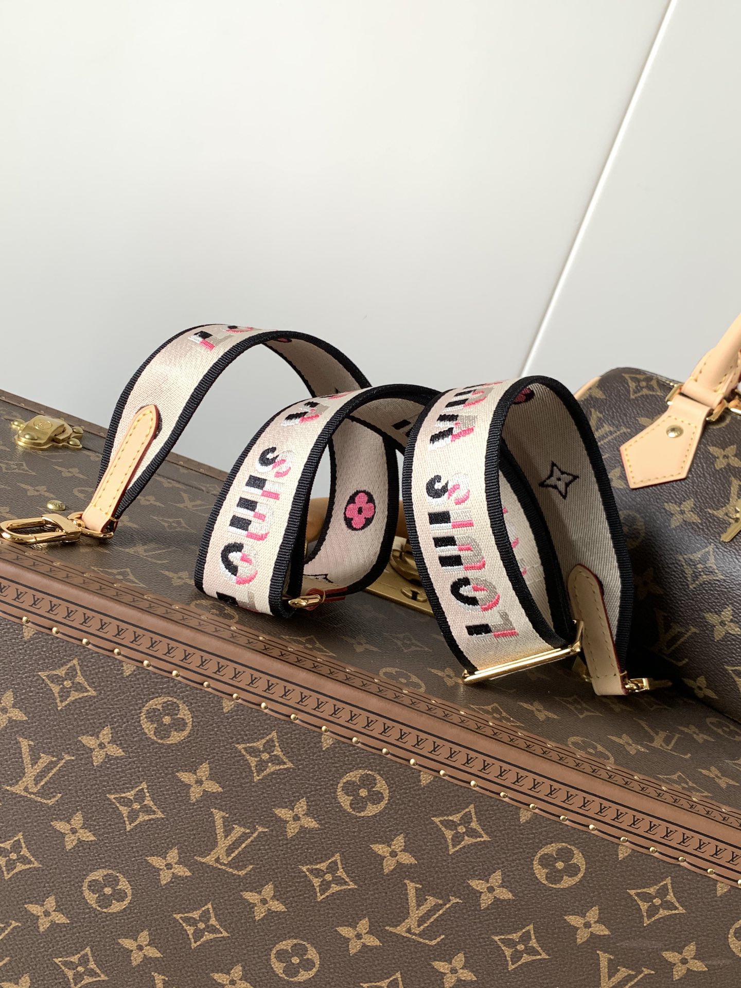 Louis Vuitton Drawing inspiration from the House's classics, the Sedy Bandoulière 20 handbag features cowhide leather trim accenting its Monogram canvas.