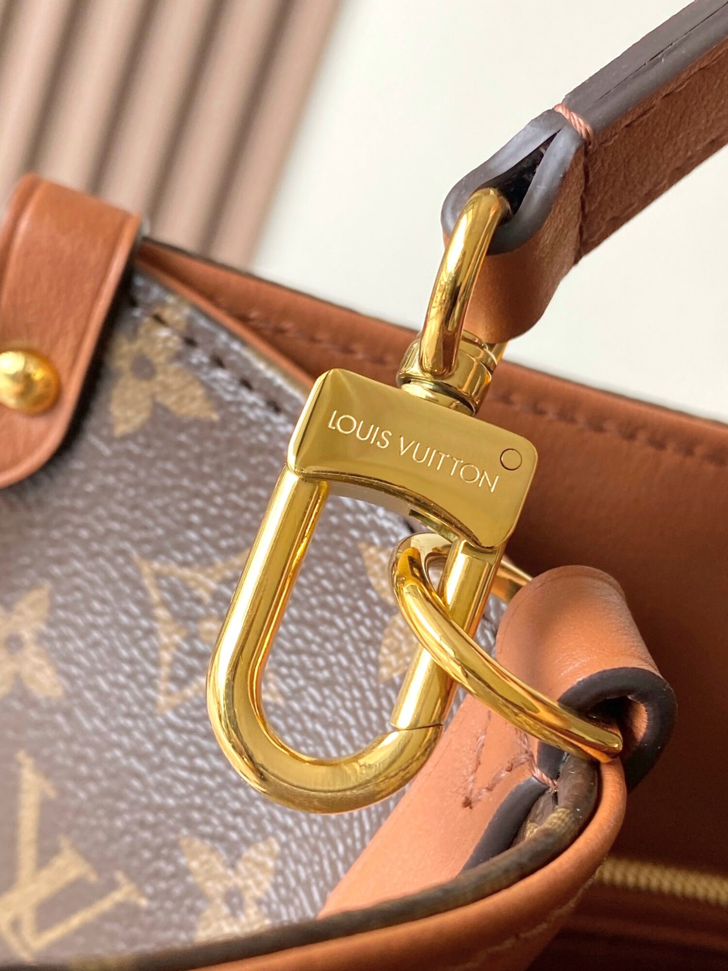 Louis Vuitton This ONTHEGO ORGANIZER handbag