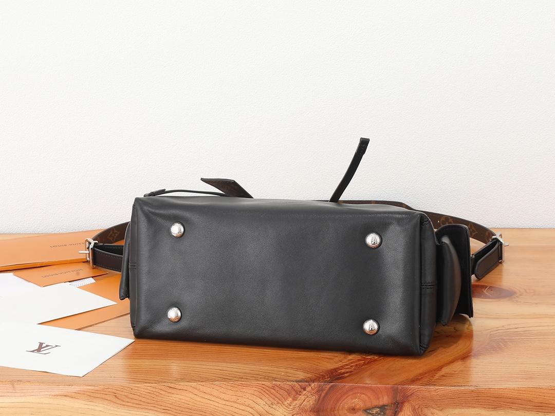 Louis Vuitton This small CarryAll Cargo handbag is crafted from soft lambskin, featuring a stylishly micro-crinkled finish.