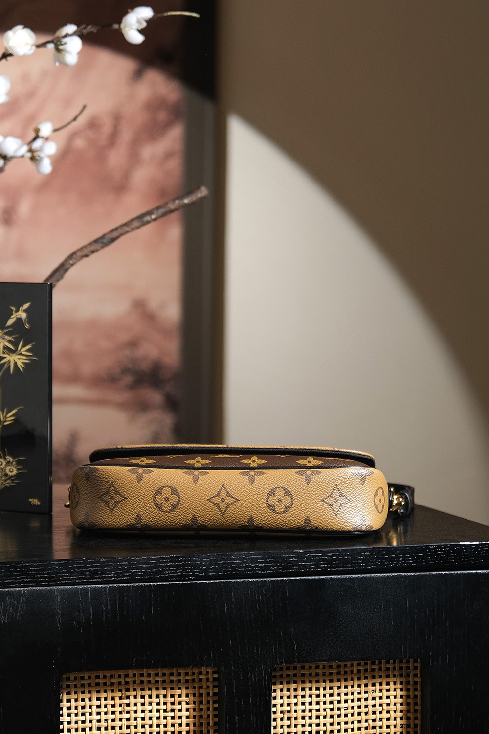 Louis Vuitton Looking back, here once again is a massive hit from the "Treasured Series"—featuring a stunning colorway perfectly suited for warm skin tones. 𝐋𝐯𝐲 𝐰𝐨𝐜: An exquisite, chic, and stylish piece.