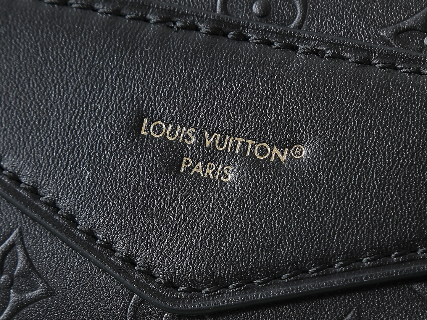 Louis Vuitton The M25554 Odyssée handbag in black full leather, hailing from the Early Autumn 2025 collection, cleverly references the 2024 Cruise collection.