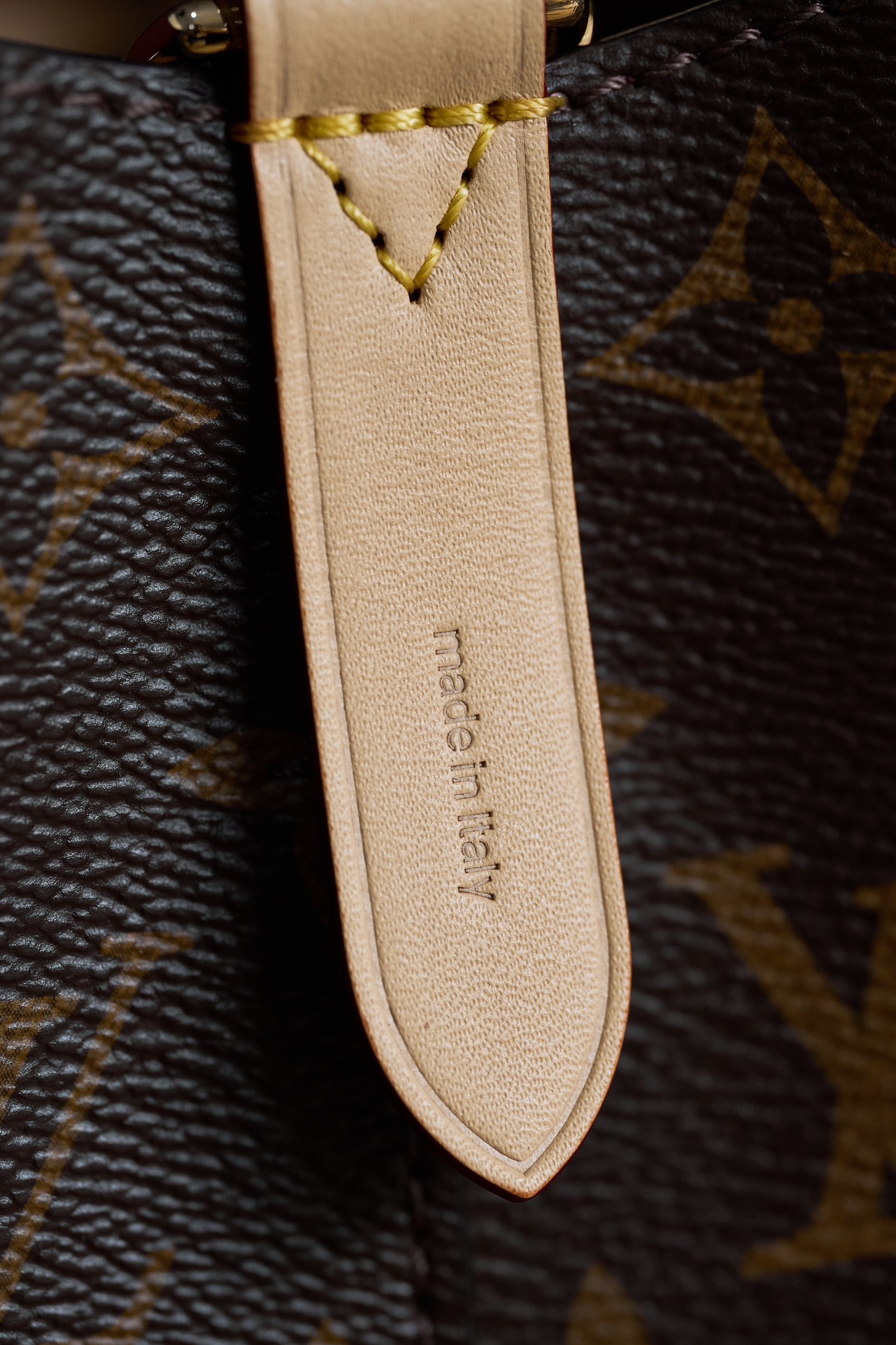 Louis Vuitton This model features custom craftsmanship inspired by Italian manufacturing standards, dynamic rolling code technology, and exclusive factory-original fabrics.