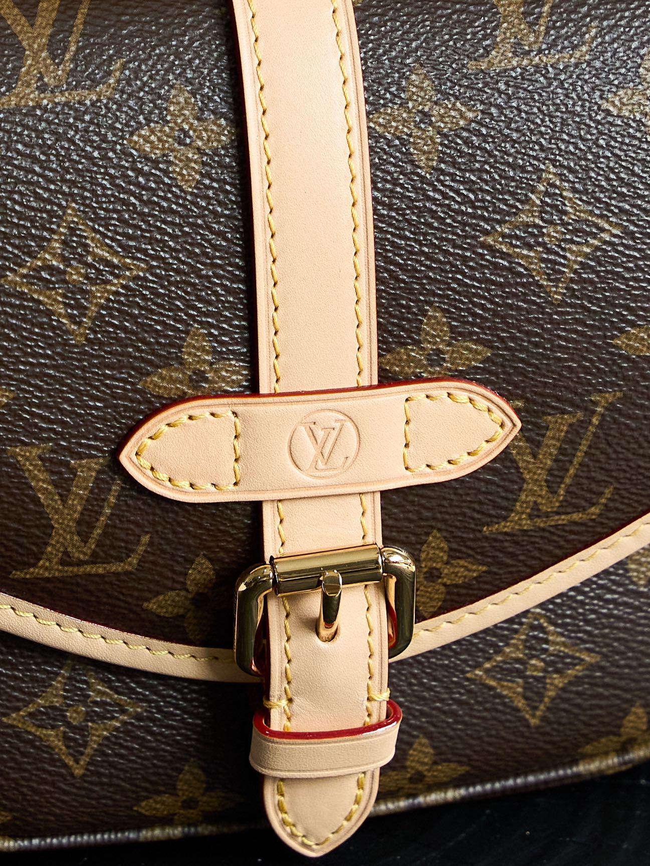 Louis Vuitton This model features custom craftsmanship inspired by Italian manufacturing standards, dynamic rolling code technology, and exclusive factory-original fabrics.