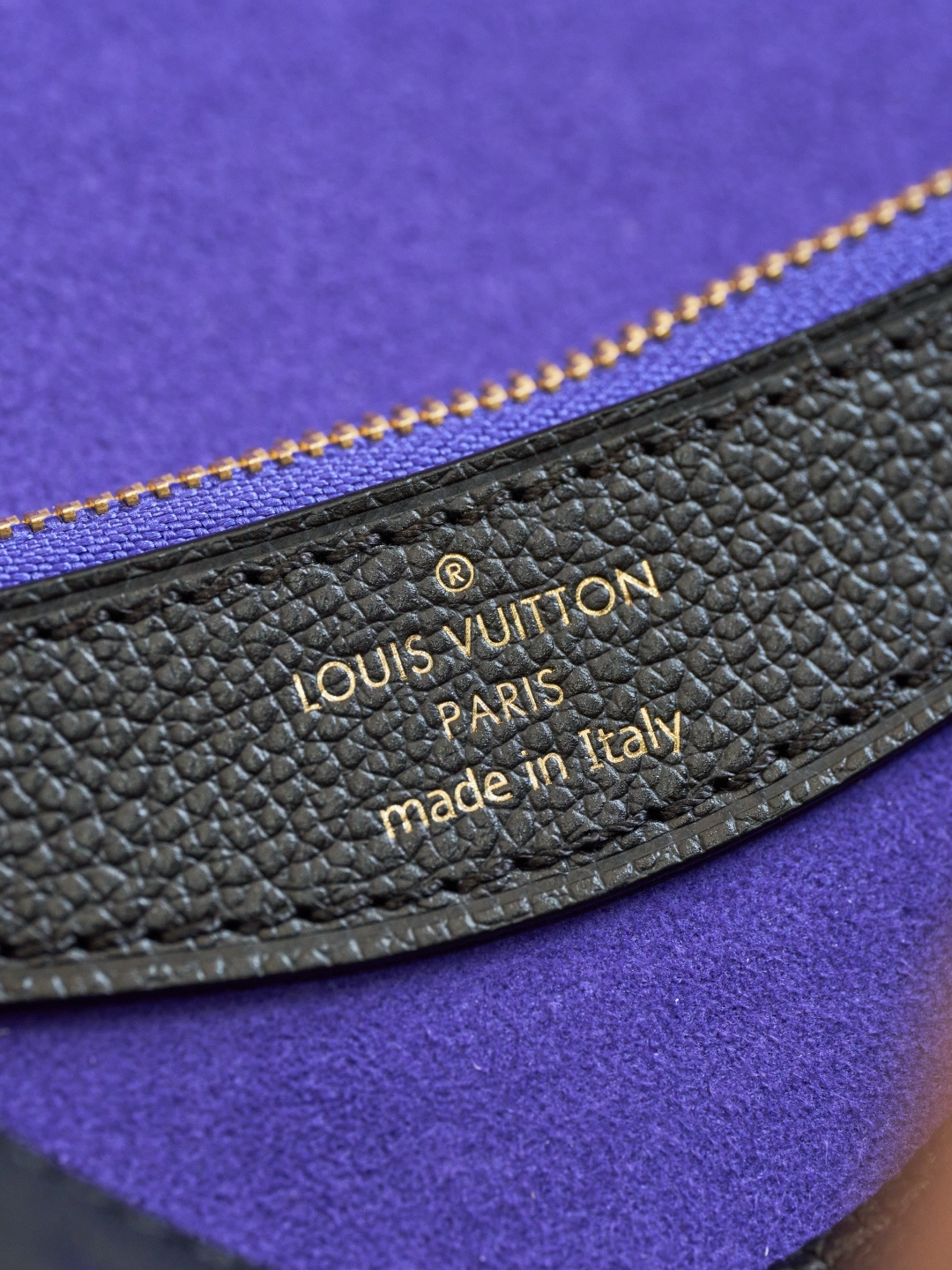 Louis Vuitton This model features custom craftsmanship inspired by Italian manufacturing traditions, dynamic rolling code technology, and exclusive fabrics sourced directly from the original manufacturer.