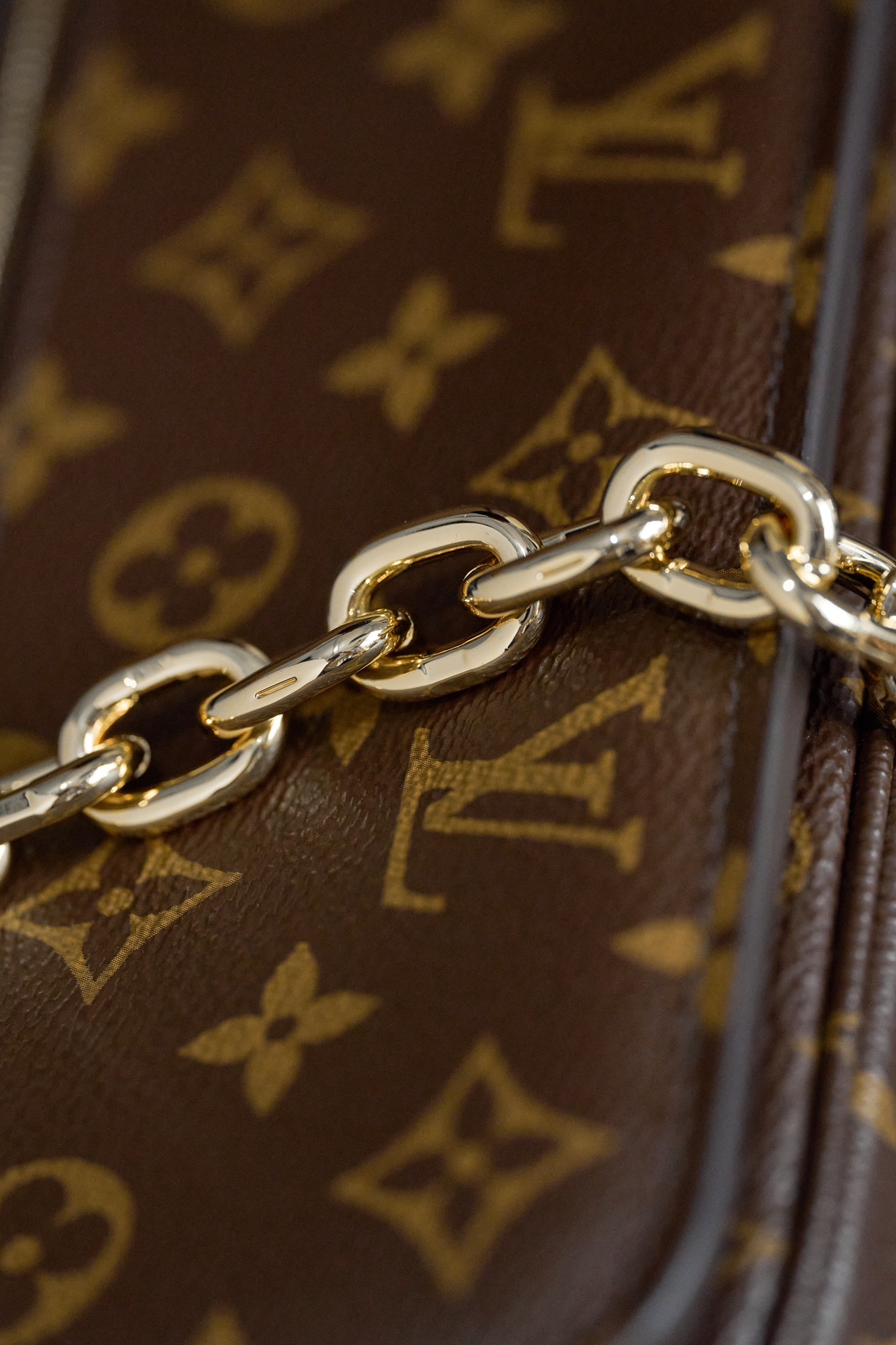 Louis Vuitton This model features custom craftsmanship inspired by Italian manufacturing standards, dynamic rolling code technology, and exclusive factory-original fabrics.