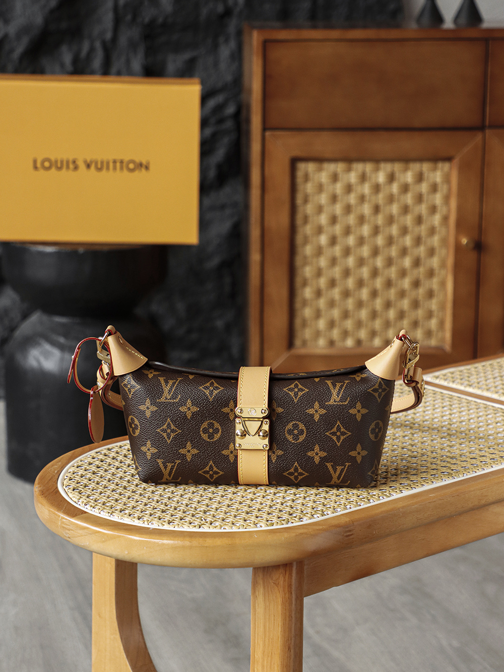 Louis Vuitton The Pochette Mia lunchbox bag delivers a stunning visual impact, exuding an air of vintage chic that is off the charts. Its magnetic S-lock clasp serves not only as a decorative accent but also as a symbol of exquisite craftsmanship and quality.