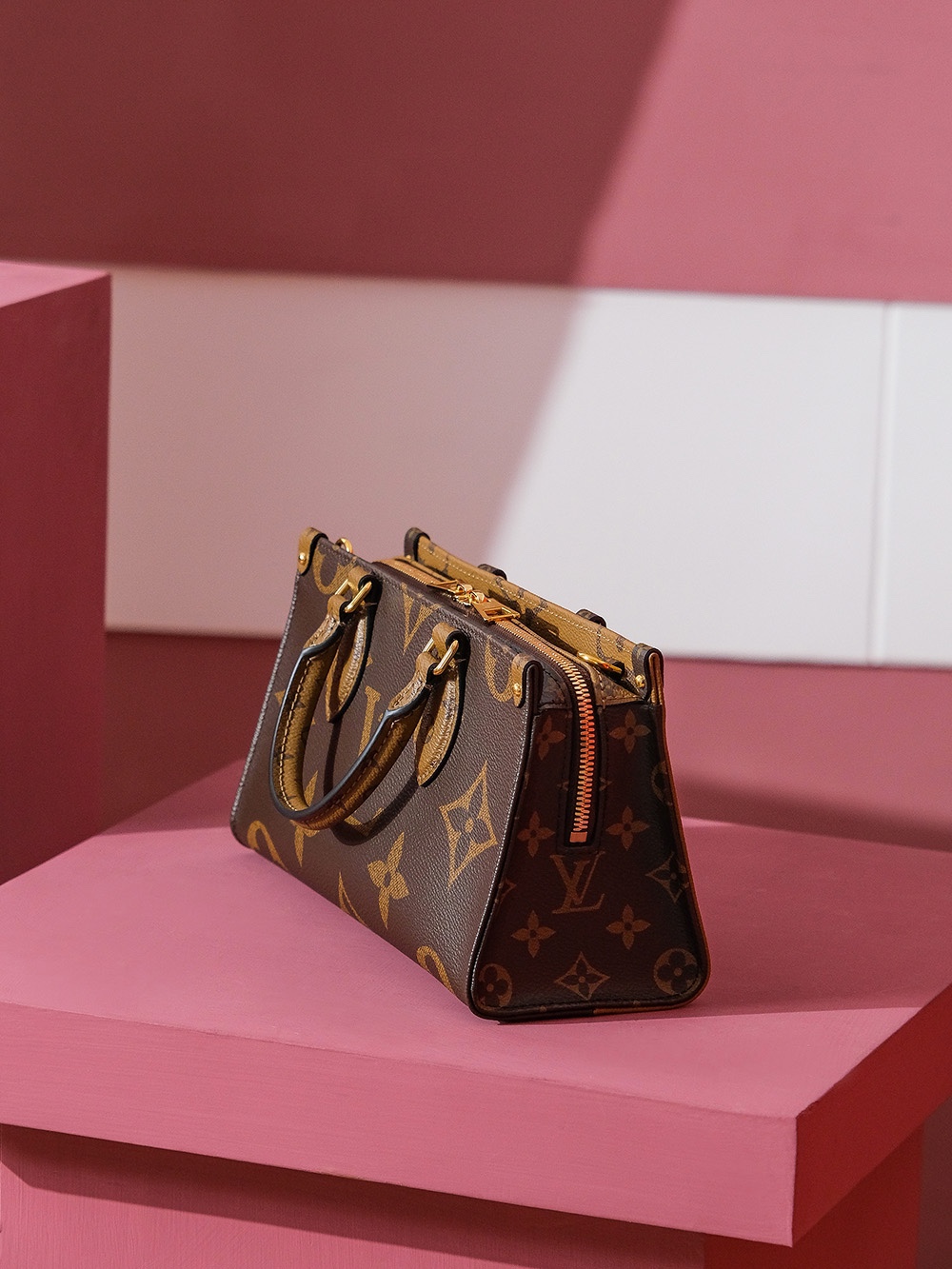 Louis Vuitton A fresh reinterpretation of the EAST WEST—featuring a spacious silhouette—is poised to unleash yet another wave of fashion trends!