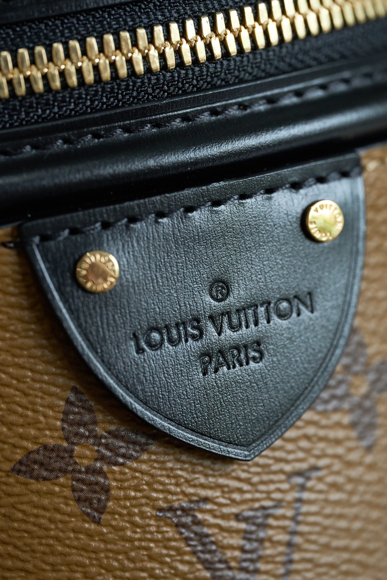 Louis Vuitton This model is crafted using custom French manufacturing techniques and features a dynamic rolling-code chip; it utilizes authentic, model-specific fabric and exclusive, original-spec hardware—constructed from all-steel with a light gold electroplated finish—ensuring perfect color and finish consistency.