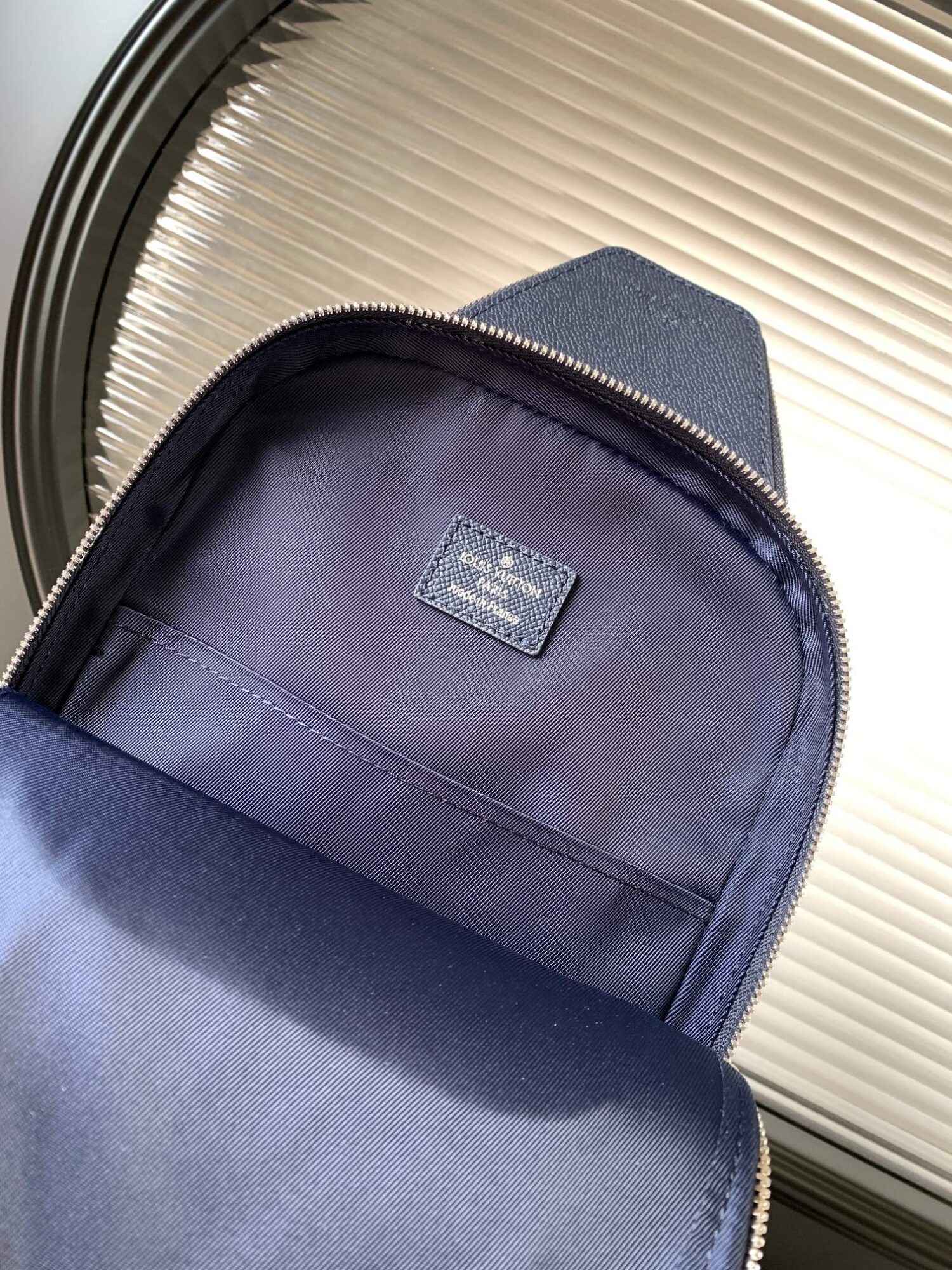 Louis Vuitton M30971 Midnight Blue This Avenue shoulder bag is made of Taïga cowhide leather.