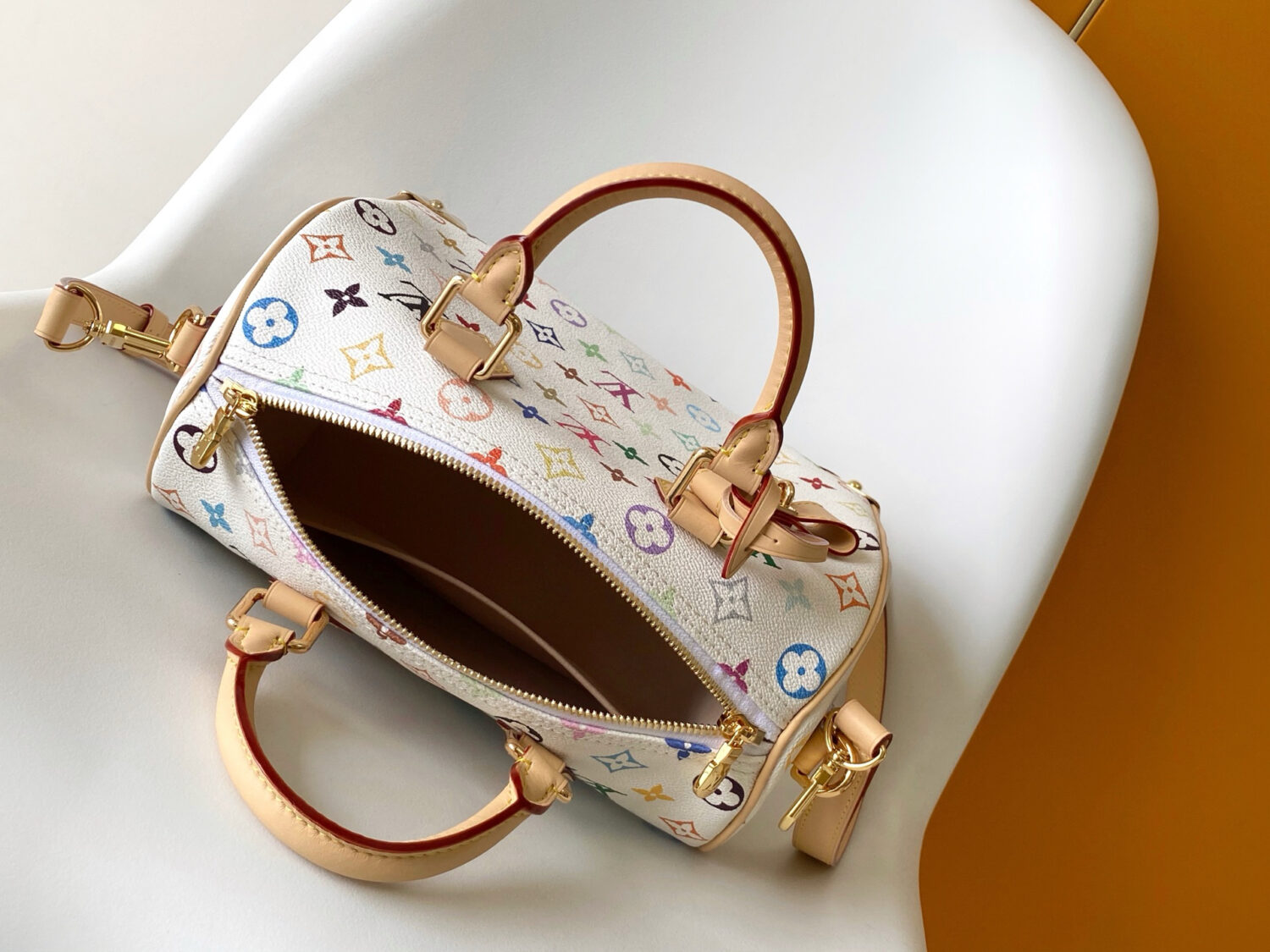 Louis Vuitton The M13085 Speedy Bandoulière 25 handbag features the classic Monogram pattern.