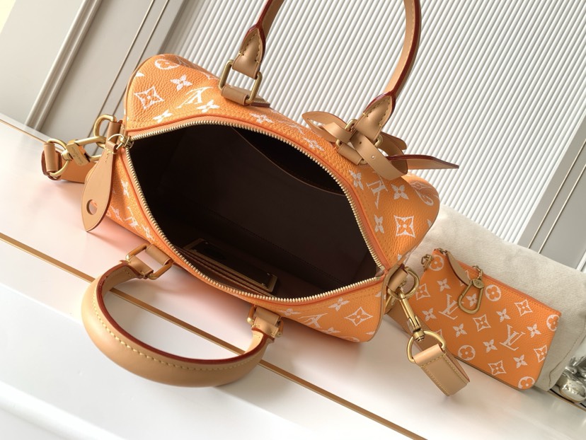 Louis Vuitton M14064 Orange: This Sedy Bandoulière 30 handbag features a design rendered upon a surface of refined cowhide leather.
