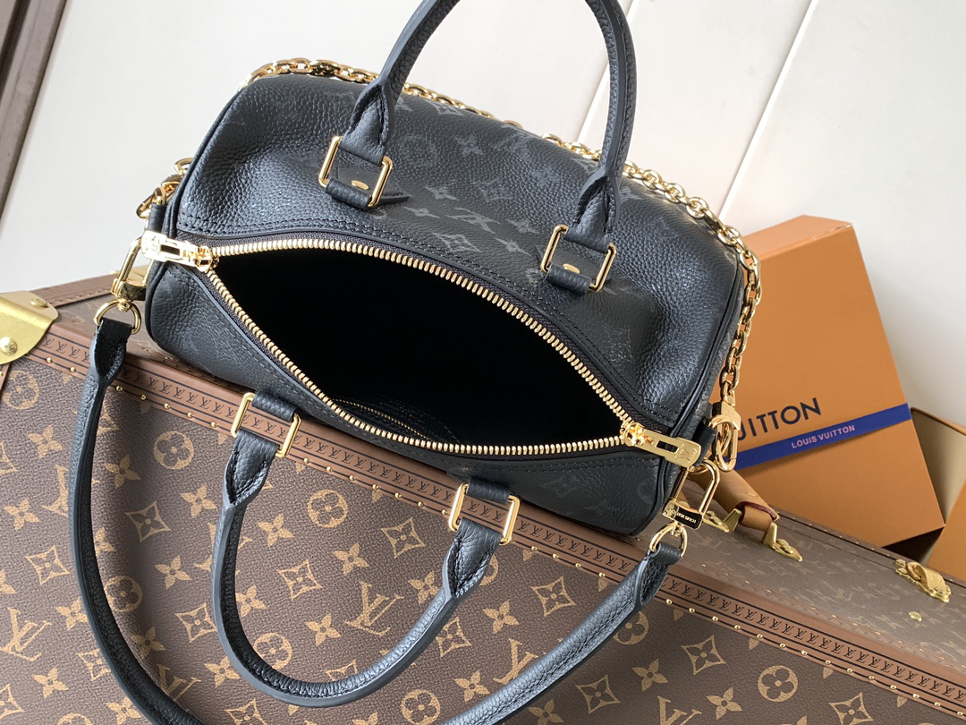 Louis Vuitton This Speedy Bandoulière 25 handbag is crafted from cowhide leather, offering a pillow-like soft touch.