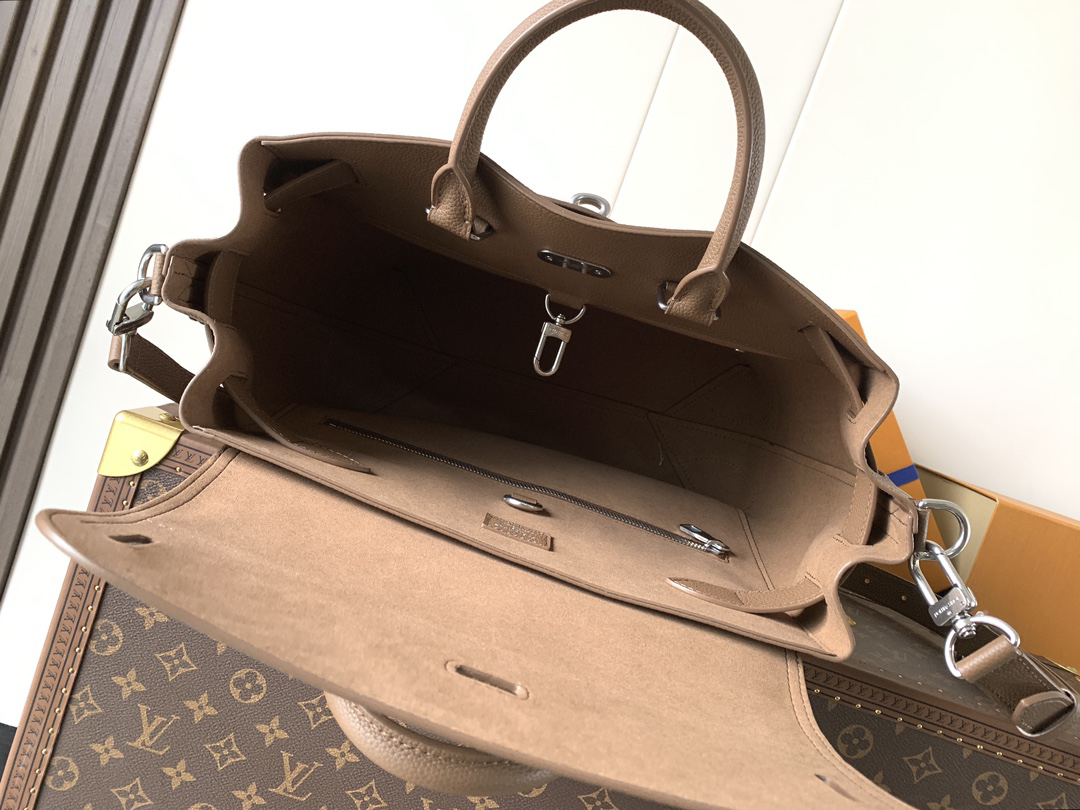 Louis Vuitton This Steamer 30 bag reimagines the century-old classic Steamer—a style that has remained popular for a hundred years—in LV Touch cowhide.