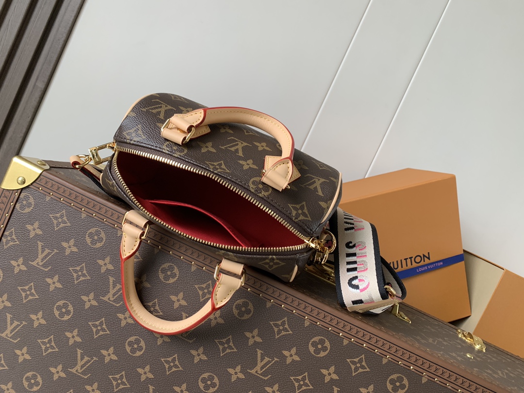 Louis Vuitton Drawing inspiration from the House's classics, the Sedy Bandoulière 20 handbag features cowhide leather trim accenting its Monogram canvas.