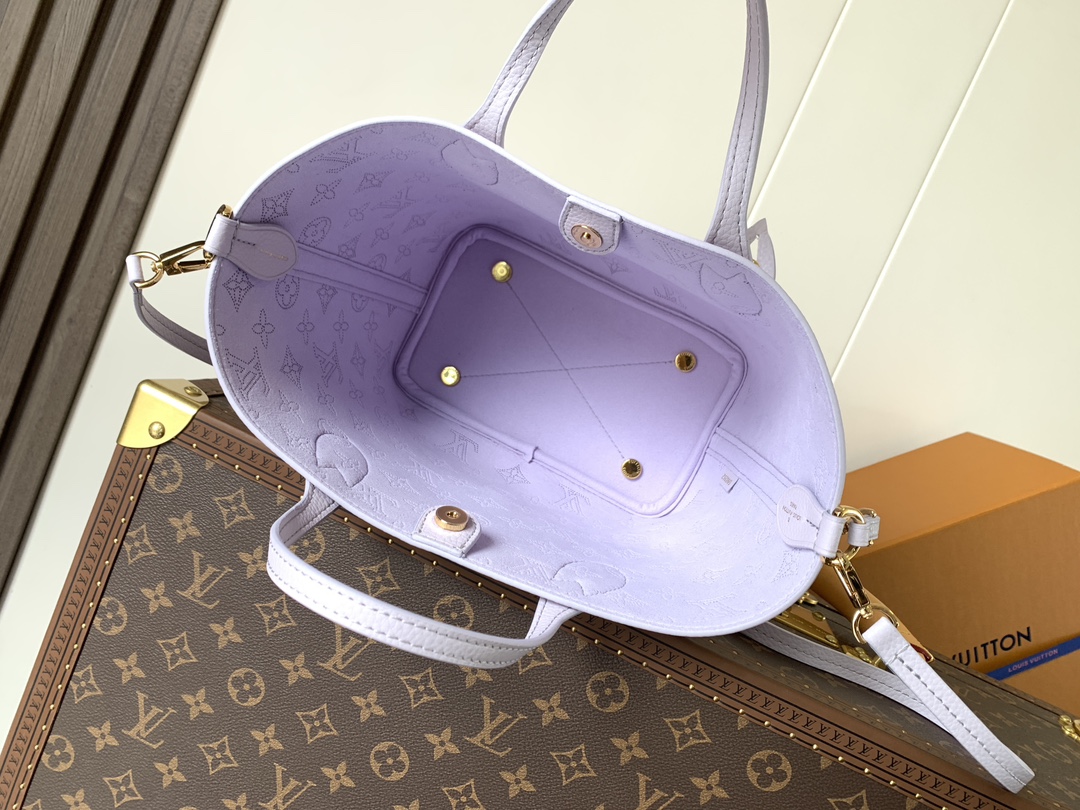 Louis Vuitton This small Blossom handbag is steeped in the modern hues of the new season.