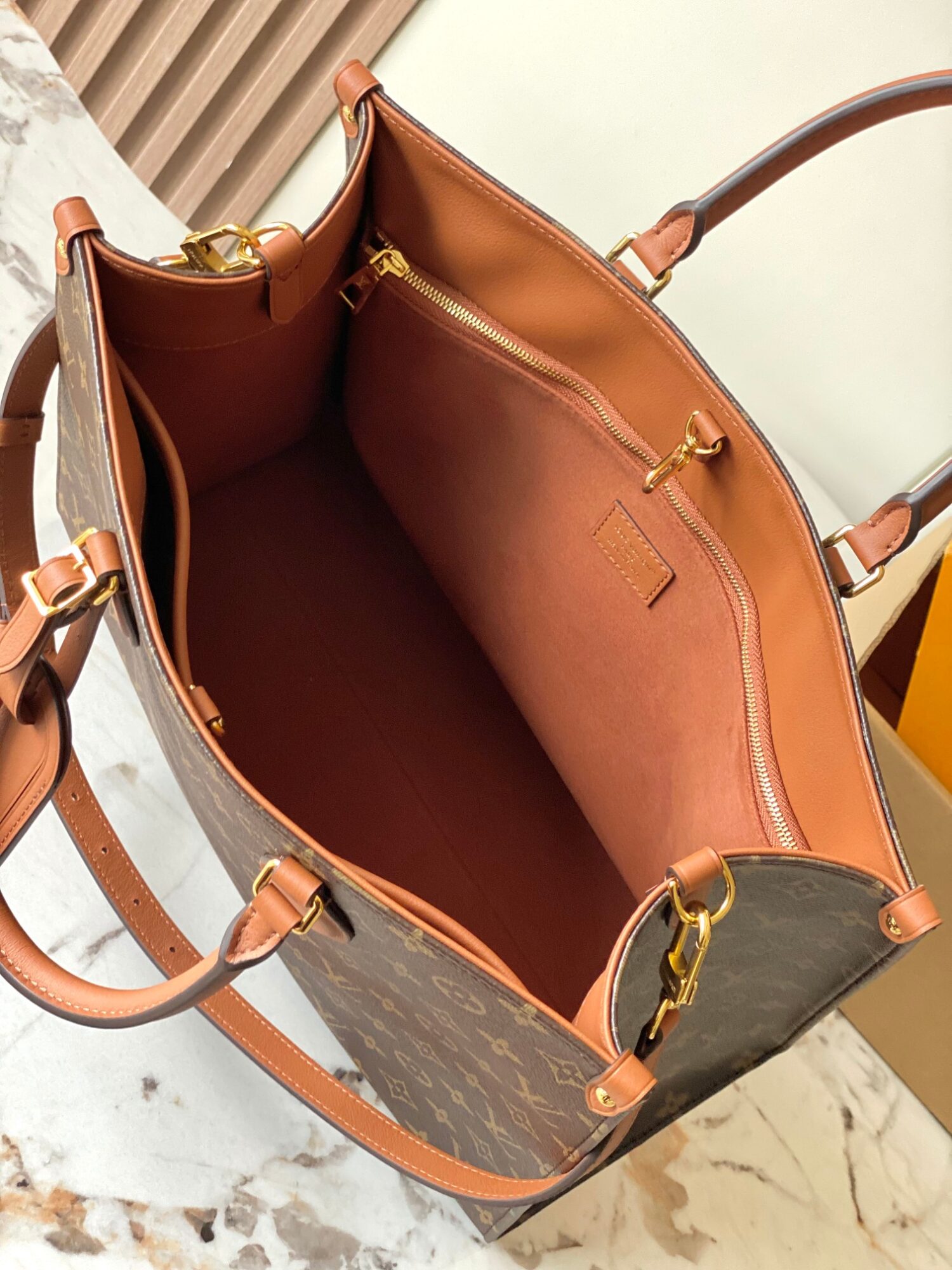 Louis Vuitton This ONTHEGO ORGANIZER handbag