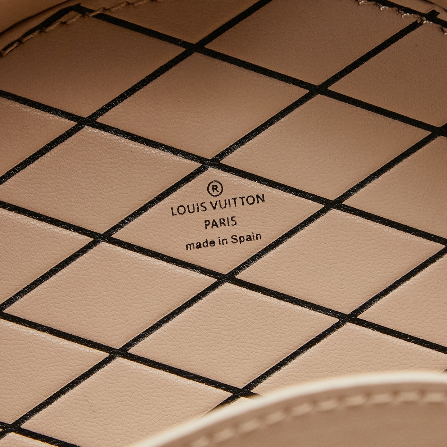 Louis Vuitton M44699 Monogram Canvas / M68276 Yellow Monogram: The Mini Boîte Chapeau handbag features a classic silhouette crafted from Monogram canvas.