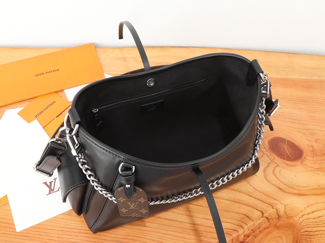 Louis Vuitton This small CarryAll Cargo handbag is crafted from soft lambskin, featuring a stylishly micro-crinkled finish.