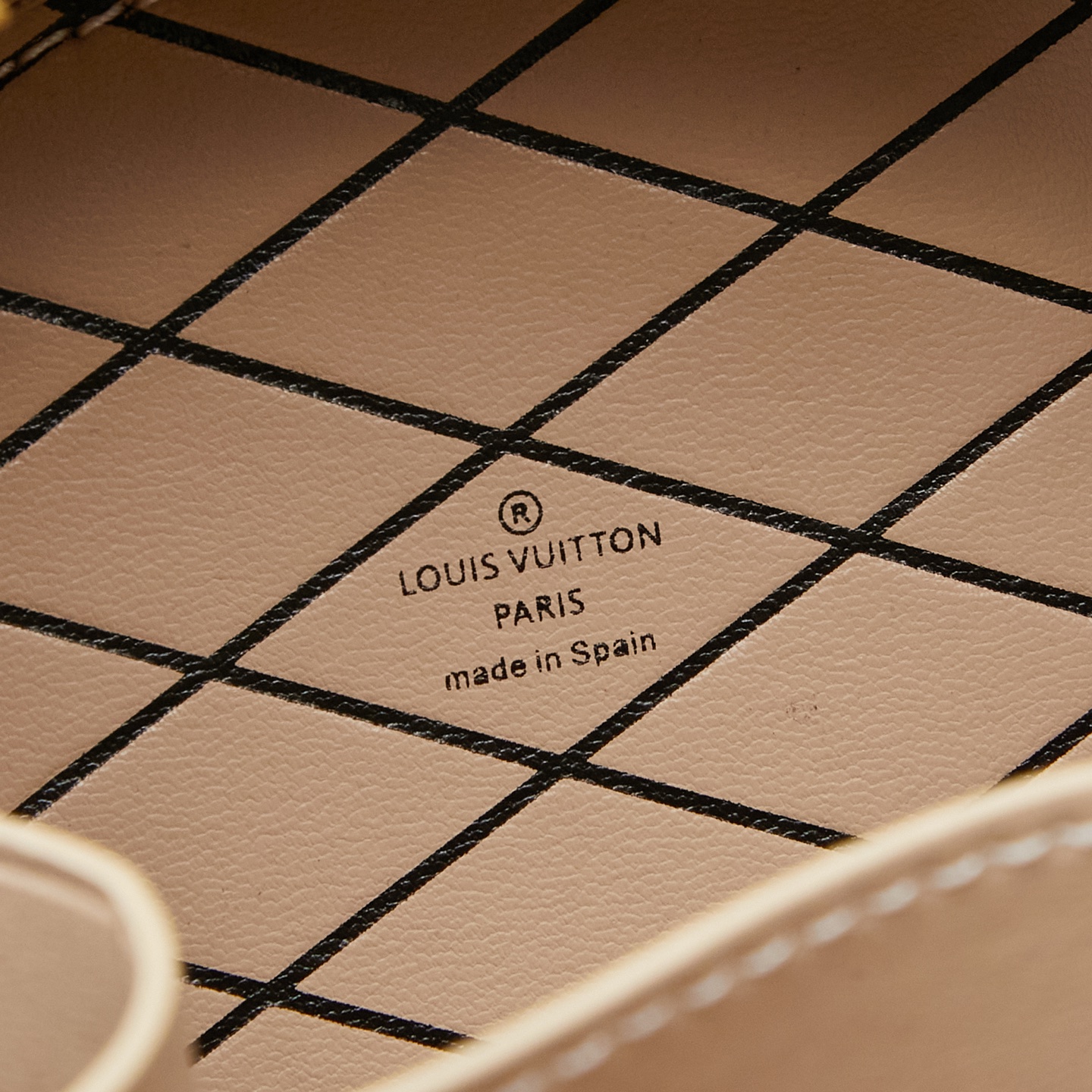 Louis Vuitton Exclusive Real Shots: M44699 (Classic Monogram) & M68276 (Yellow Monogram). The Mini Boîte Chapeau handbag features a classic silhouette crafted from Monogram canvas.