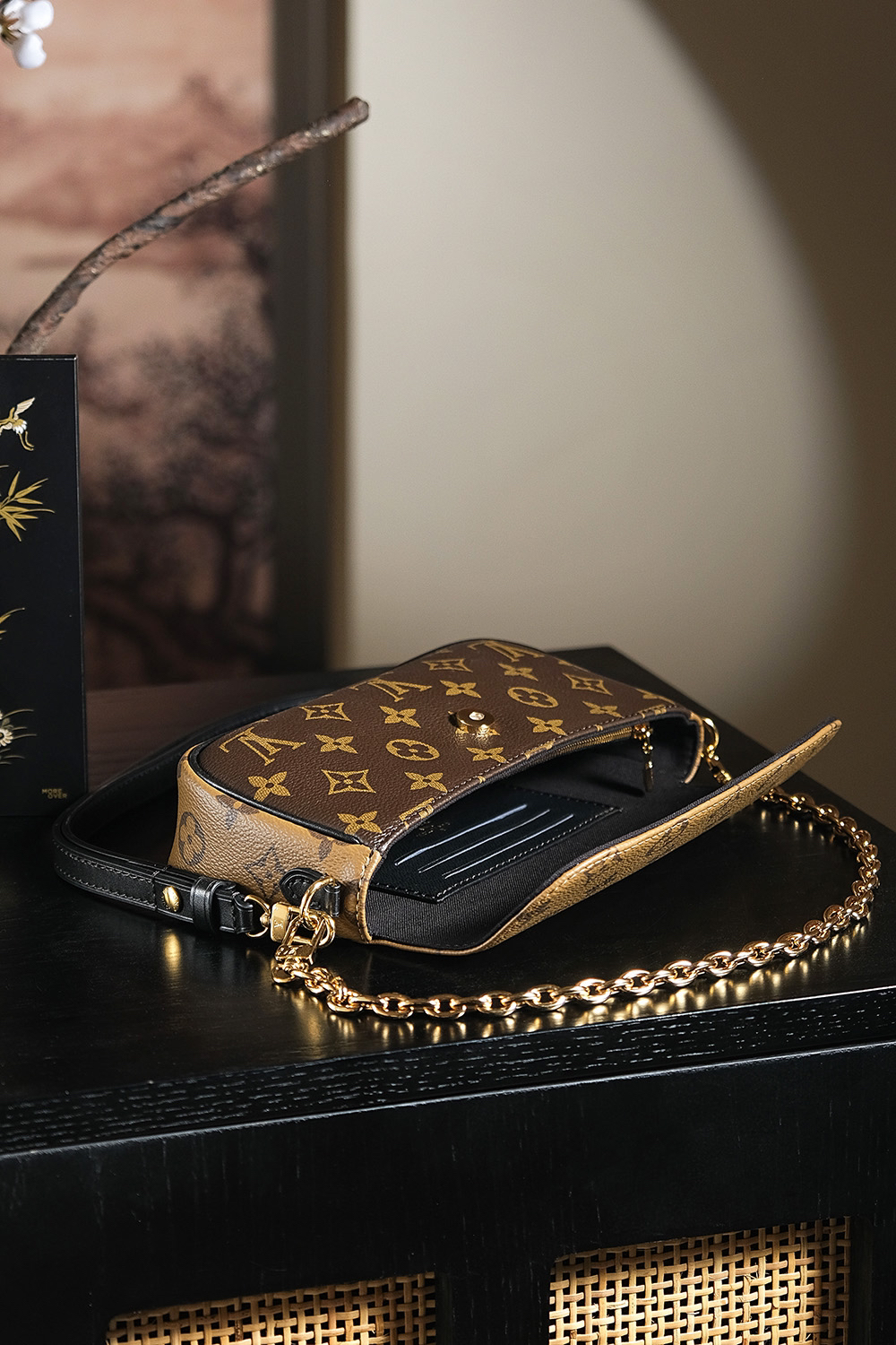 Louis Vuitton Looking back, here once again is a massive hit from the "Treasured Series"—featuring a stunning colorway perfectly suited for warm skin tones. 𝐋𝐯𝐲 𝐰𝐨𝐜: An exquisite, chic, and stylish piece.