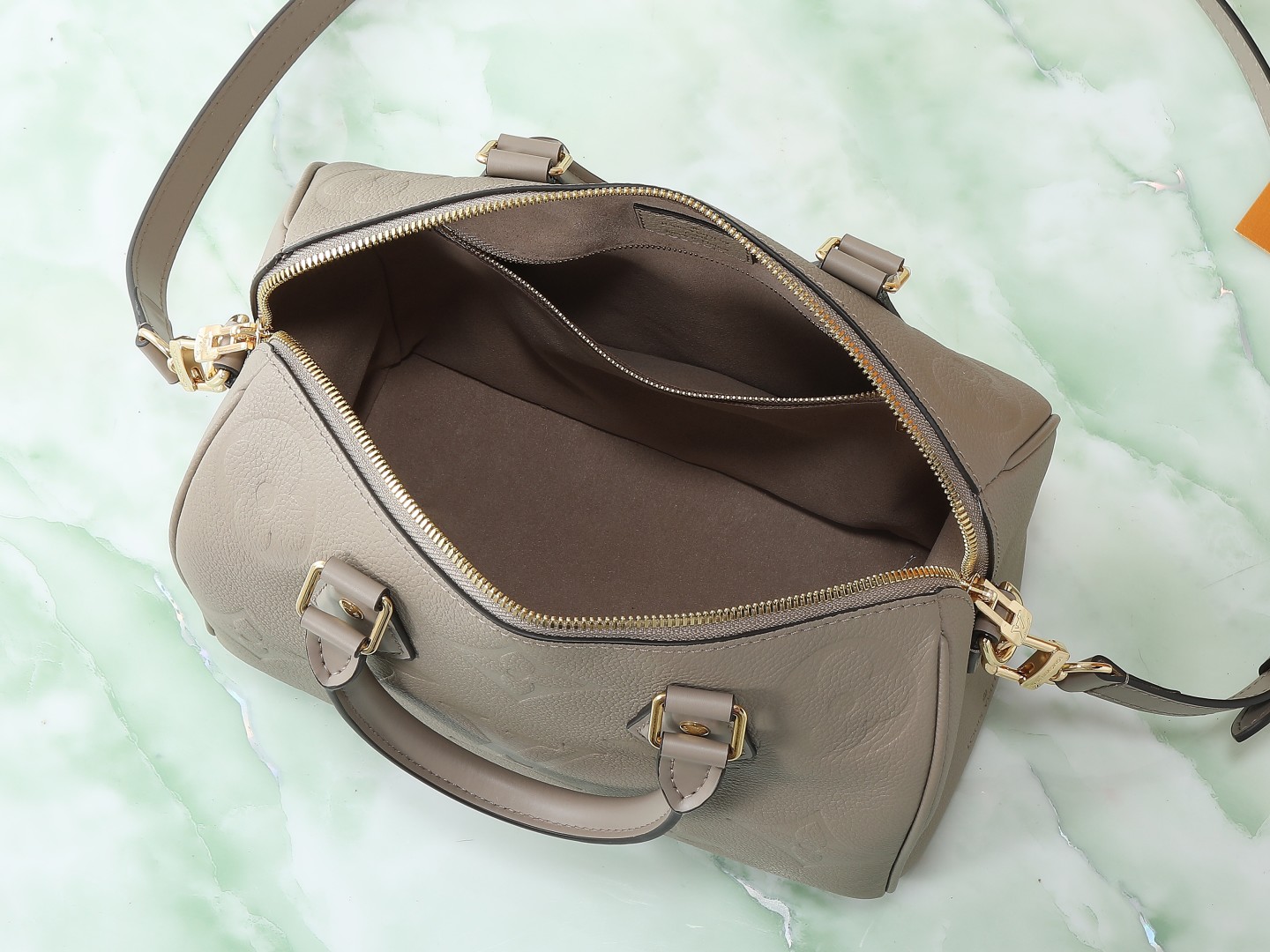 Louis Vuitton M59273 Grey — Full Leather Embossed Speedy "Pillow" Bag — Speedy Bandoulière 25 Handbag (M58947)