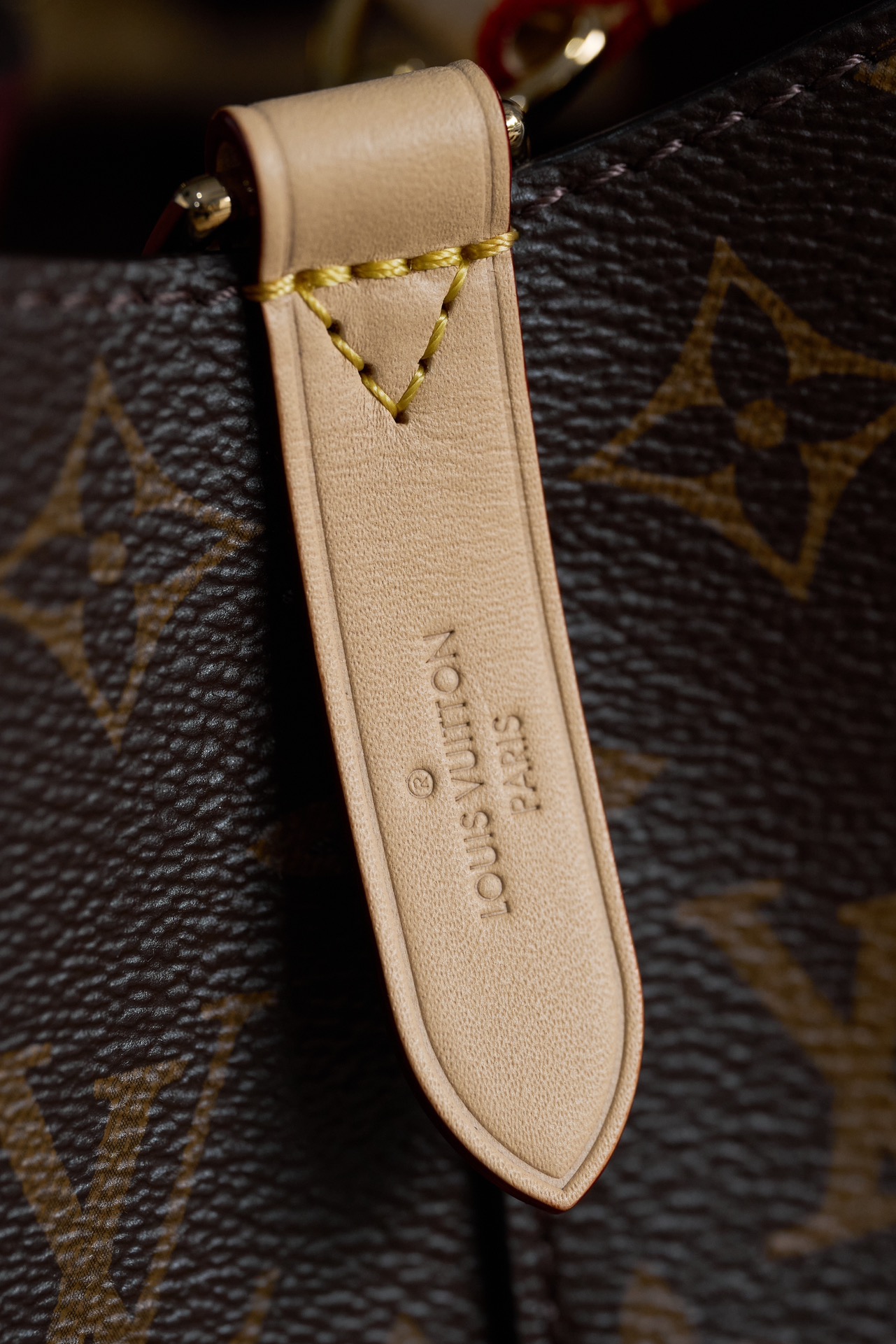 Louis Vuitton This model features custom craftsmanship inspired by Italian manufacturing standards, dynamic rolling code technology, and exclusive factory-original fabrics.