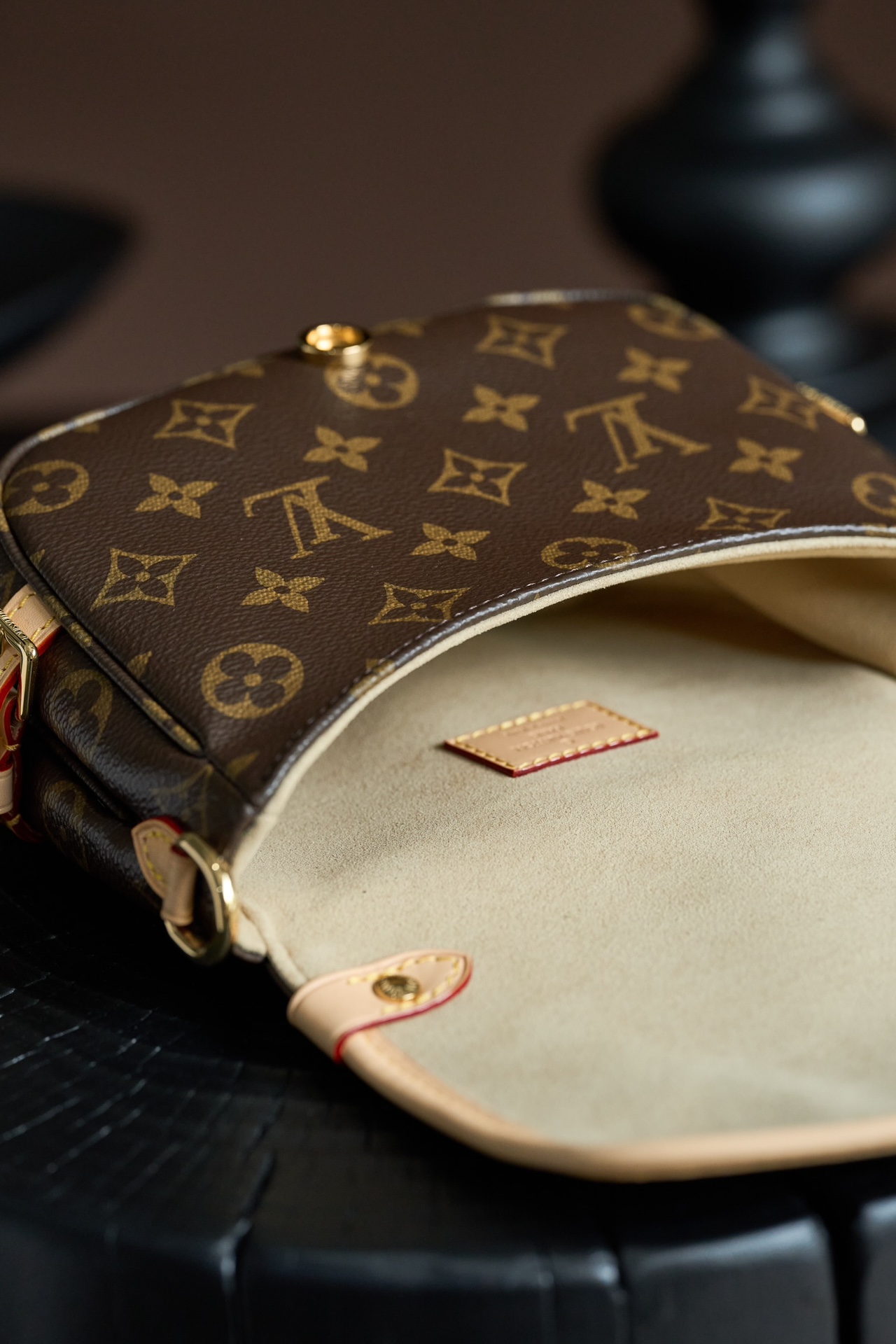 Louis Vuitton This model features custom craftsmanship inspired by Italian manufacturing standards, dynamic rolling code technology, and exclusive factory-original fabrics.