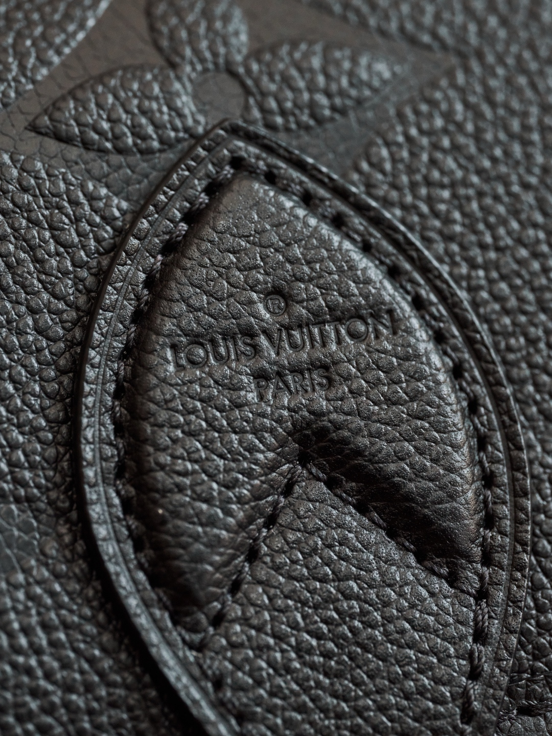 Louis Vuitton This model features custom craftsmanship inspired by Italian manufacturing traditions, dynamic rolling code technology, and exclusive fabrics sourced directly from the original manufacturer.