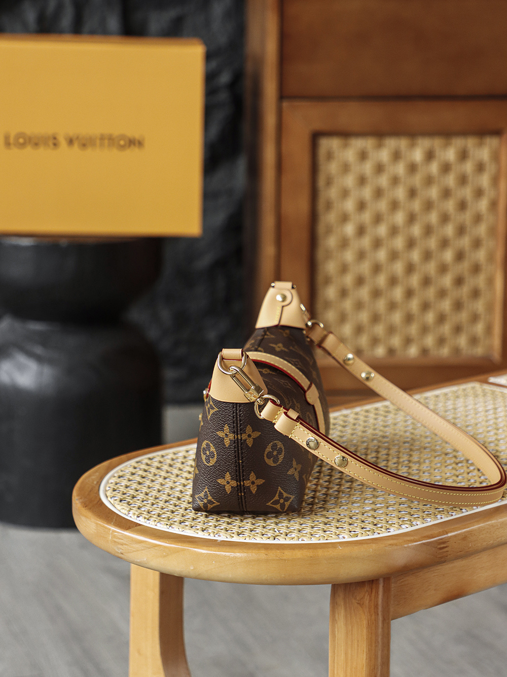 Louis Vuitton The Pochette Mia lunchbox bag delivers a stunning visual impact, exuding an air of vintage chic that is off the charts. Its magnetic S-lock clasp serves not only as a decorative accent but also as a symbol of exquisite craftsmanship and quality.