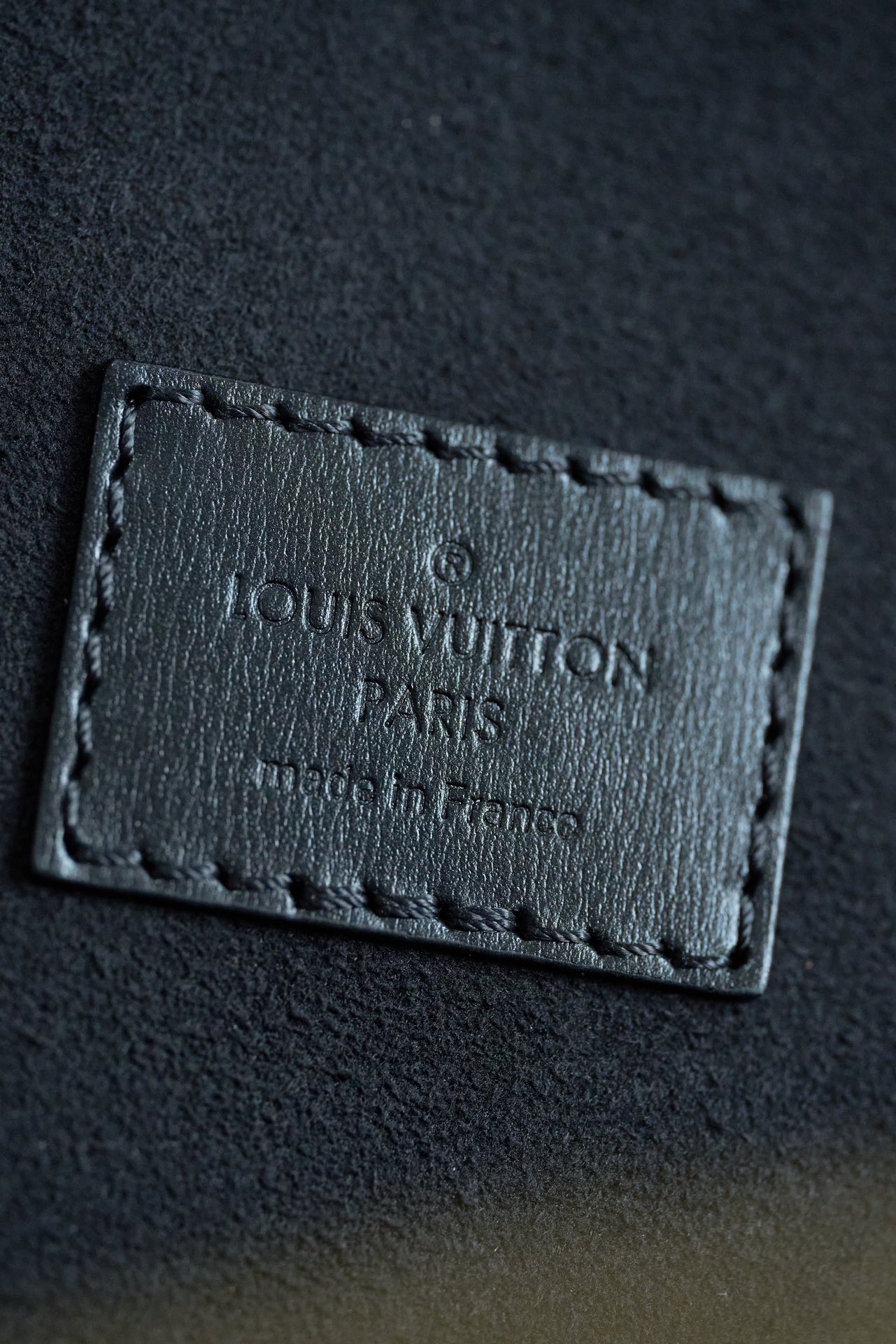 Louis Vuitton This model is crafted using custom French manufacturing techniques and features a dynamic rolling-code chip; it utilizes authentic, model-specific fabric and exclusive, original-spec hardware—constructed from all-steel with a light gold electroplated finish—ensuring perfect color and finish consistency.