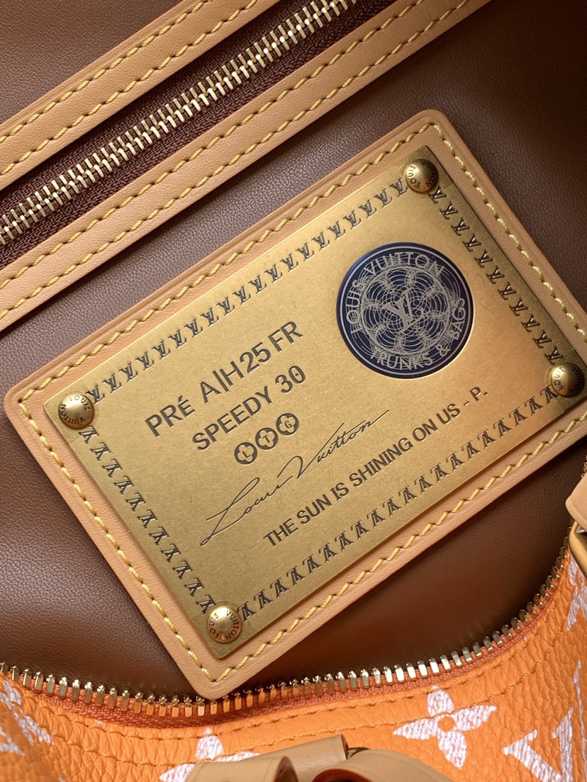 Louis Vuitton M14064 Orange: This Sedy Bandoulière 30 handbag features a design rendered upon a surface of refined cowhide leather.