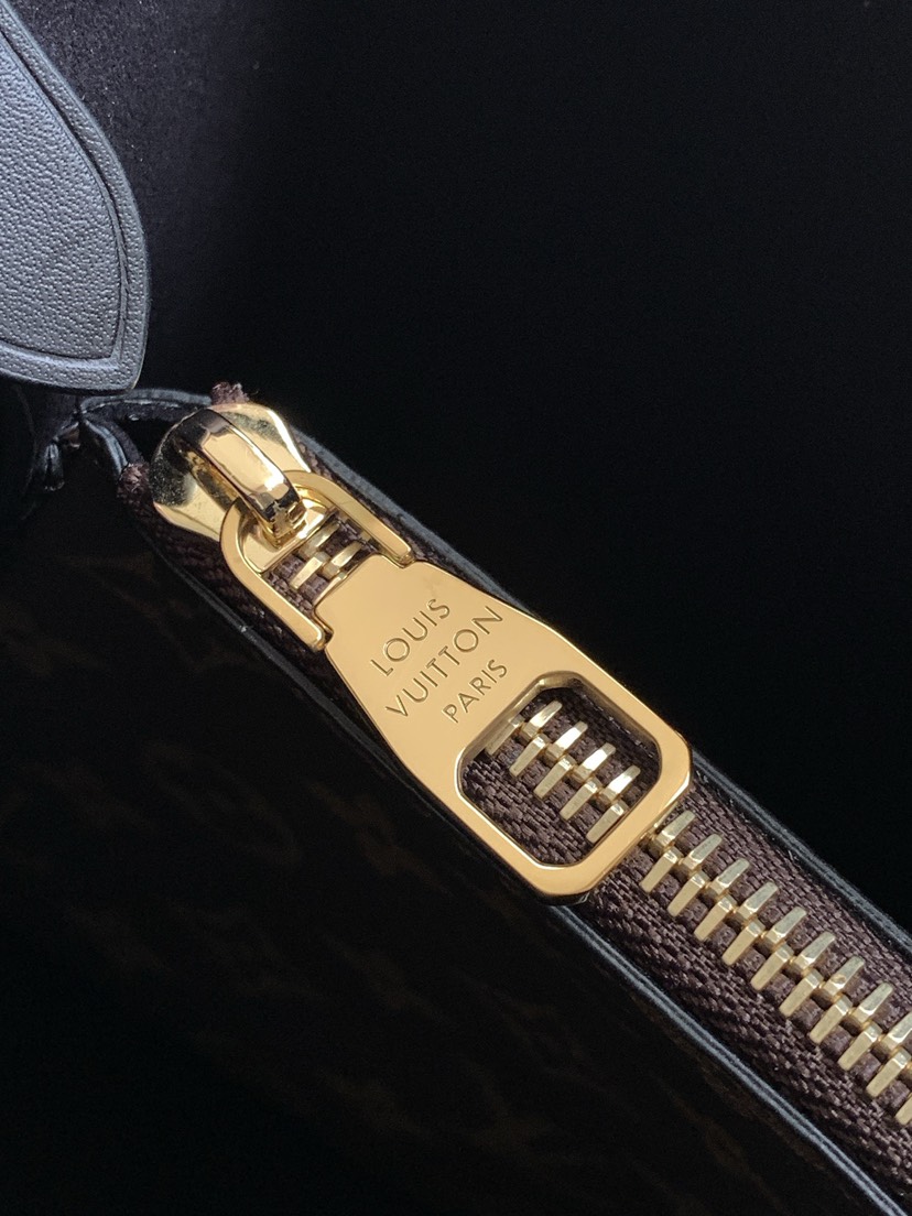 Louis Vuitton This NéoNoé bucket bag draws inspiration from Gaston-Louis Vuitton in 1932.