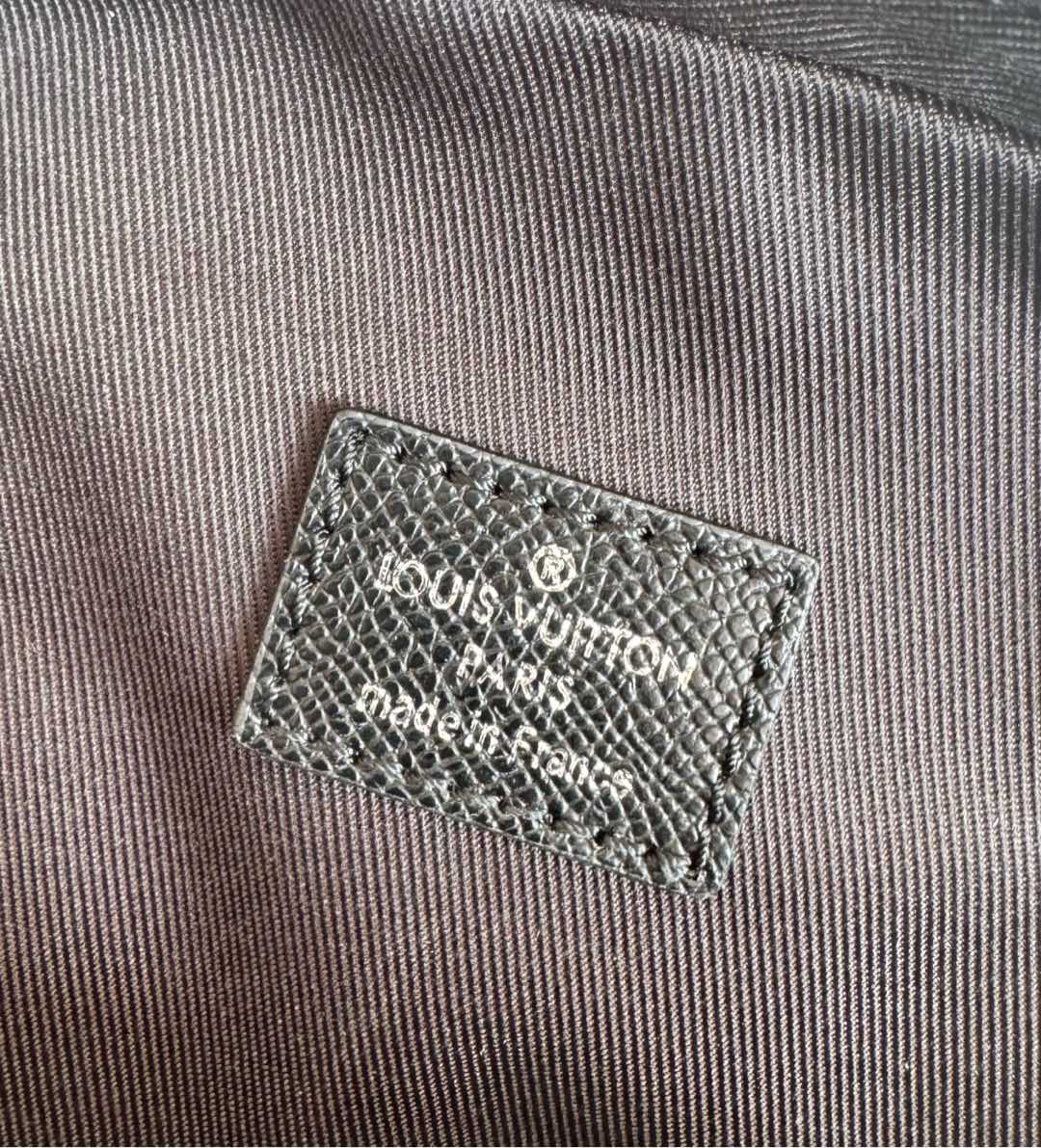 Louis Vuitton This Avenue shoulder bag is crafted from Taïga cowhide leather.