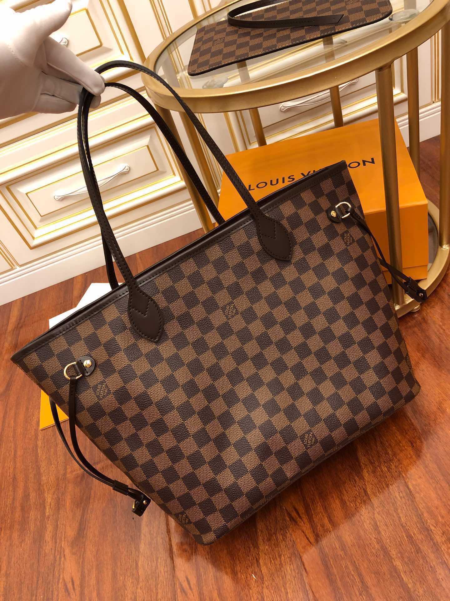 Louis Vuitton The leather is Grade A Italian leather sourced from the manufacturing factory.
