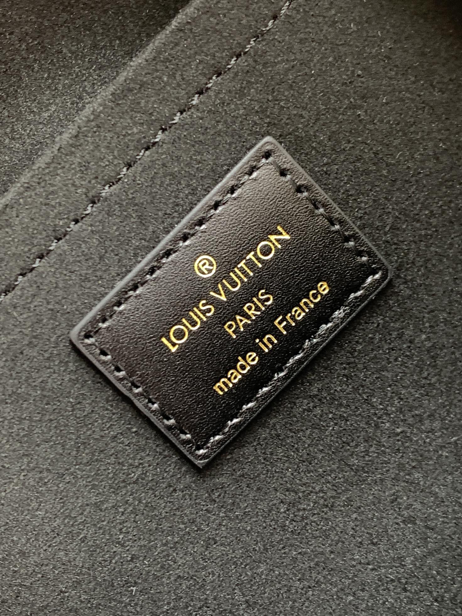 Louis Vuitton This Alma BB handbag showcases the iconic Alma BB silhouette, crafted from the House's exceptionally soft Monogram Empreinte leather.