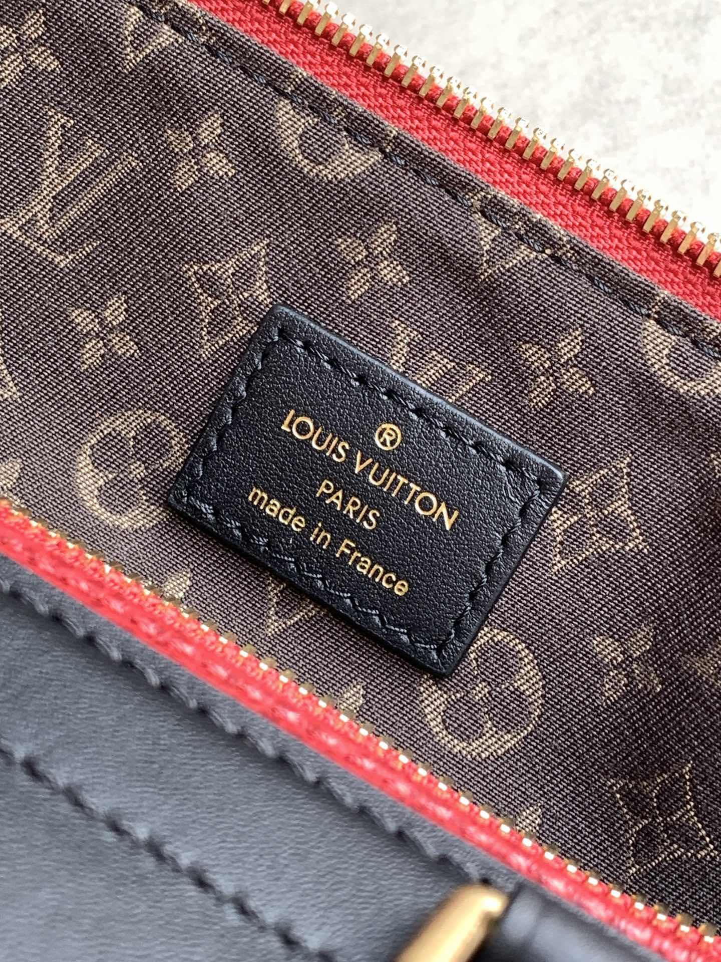 Louis Vuitton Part of the Spring/Summer 2025 Collection, the Nano LV Rider bag combines pixelated grained lambskin with elements of smooth cowhide.