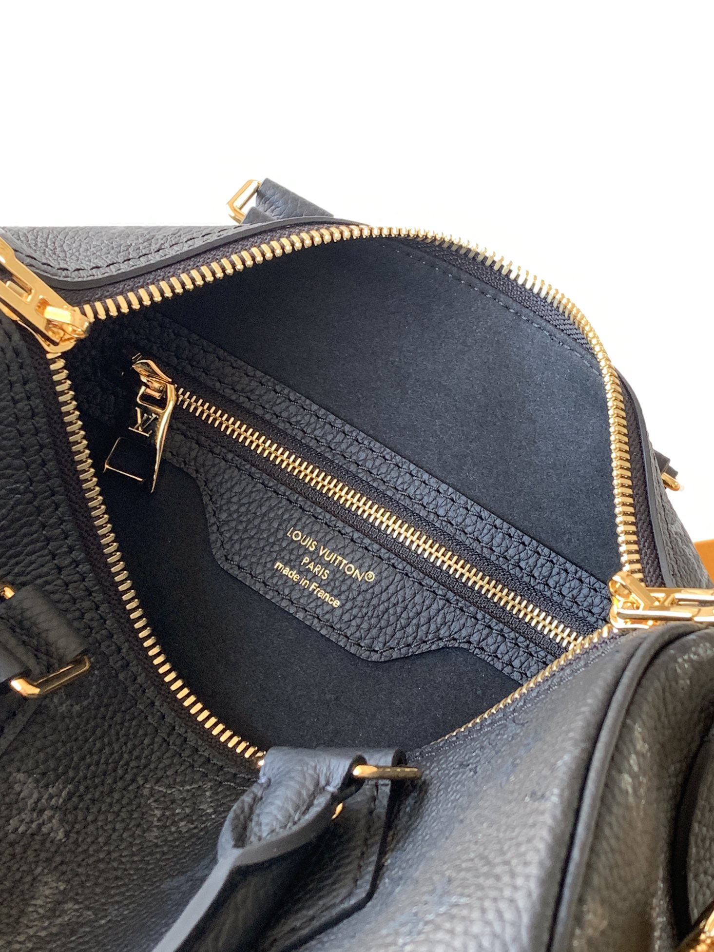 Louis Vuitton This Speedy Bandoulière 25 handbag is crafted from cowhide leather, offering a pillow-like soft touch.