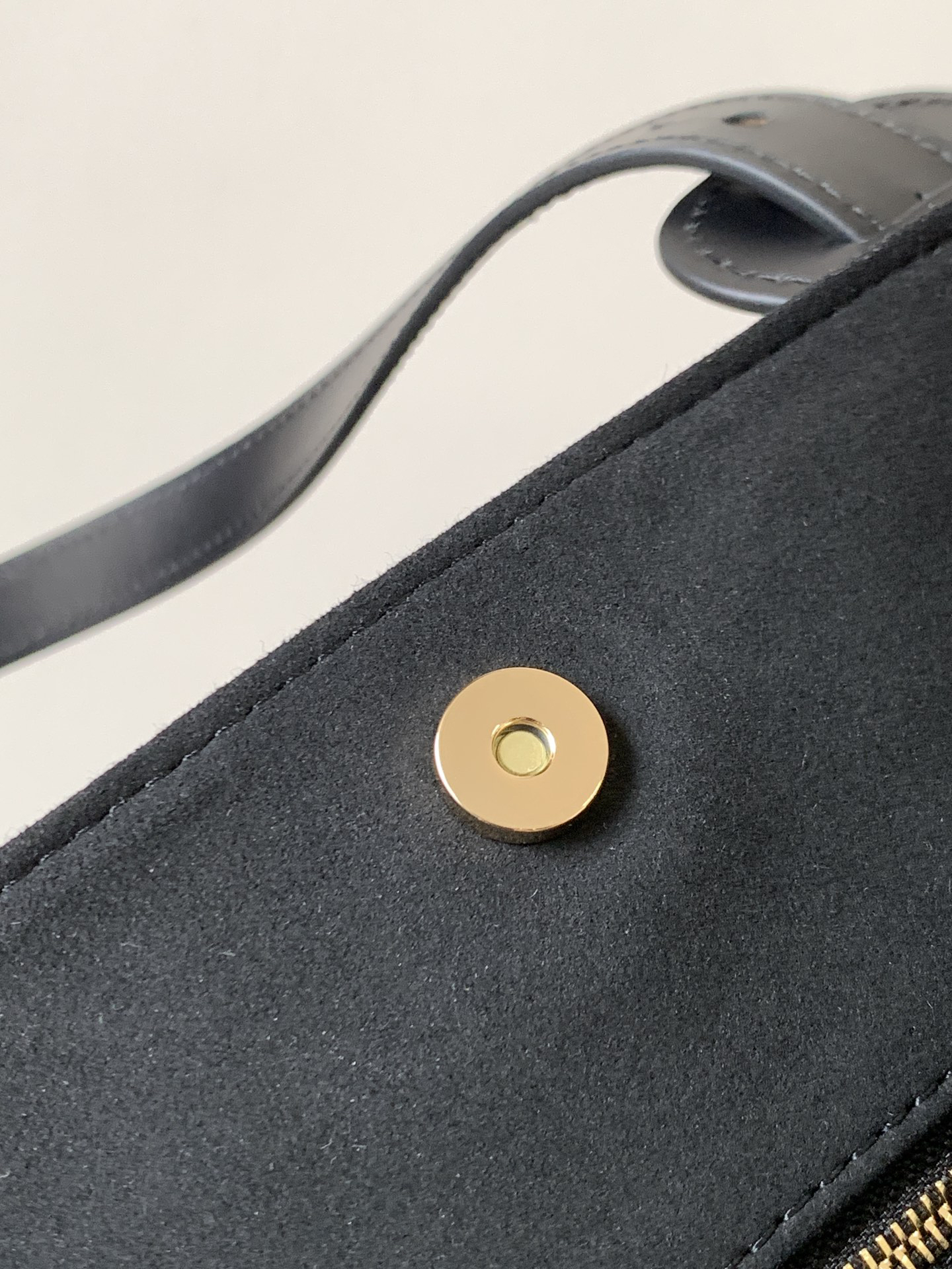 Louis Vuitton True to its name, this medium-sized "All In One" handbag is designed to be versatile, effortlessly transforming into either a tote or a Hobo bag.