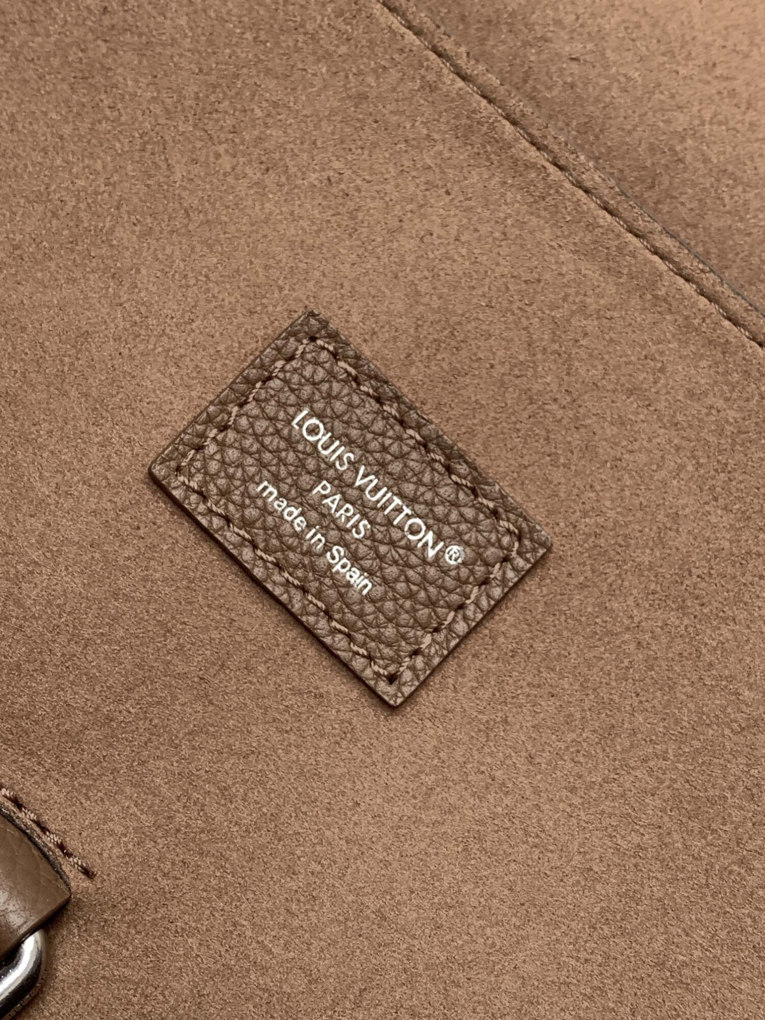 Louis Vuitton This Steamer 30 bag reimagines the century-old classic Steamer—a style that has remained popular for a hundred years—in LV Touch cowhide.