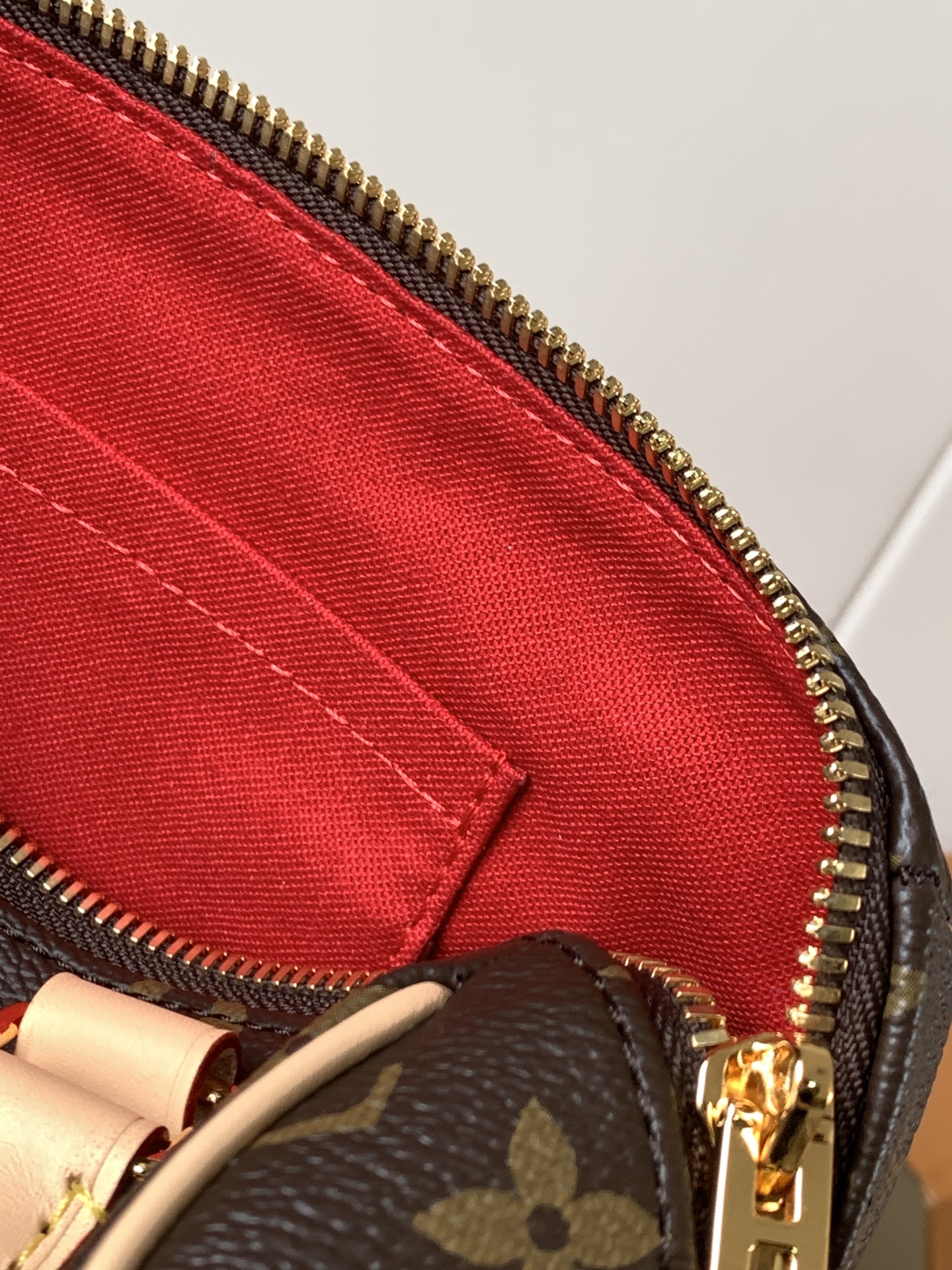 Louis Vuitton Drawing inspiration from the House's classics, the Sedy Bandoulière 20 handbag features cowhide leather trim accenting its Monogram canvas.