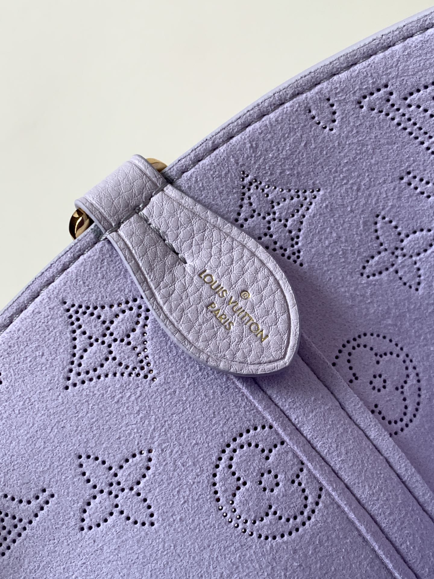 Louis Vuitton This small Blossom handbag is steeped in the modern hues of the new season.