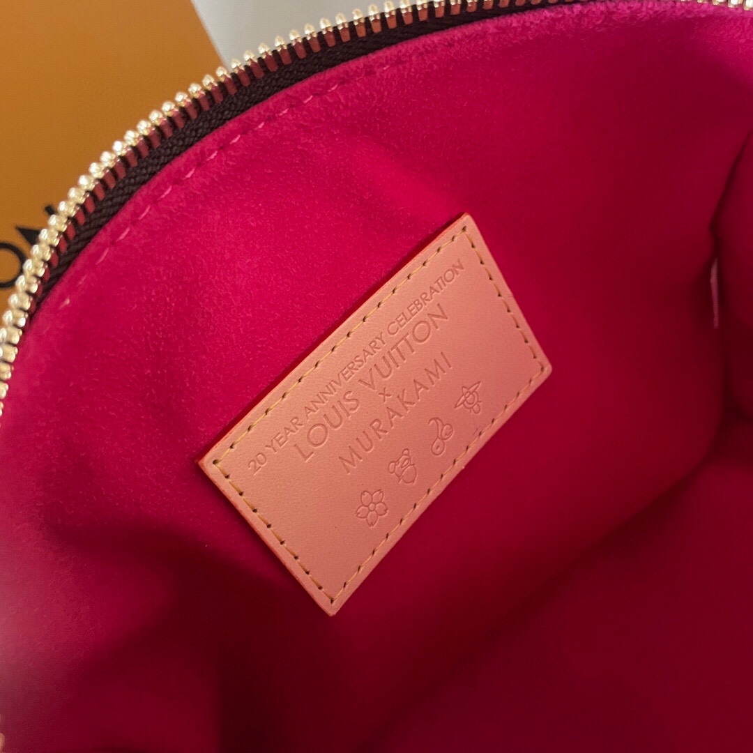 Louis Vuitton This Speedy Bandoulière 20 handbag combines Monogram canvas with cowhide leather trim.