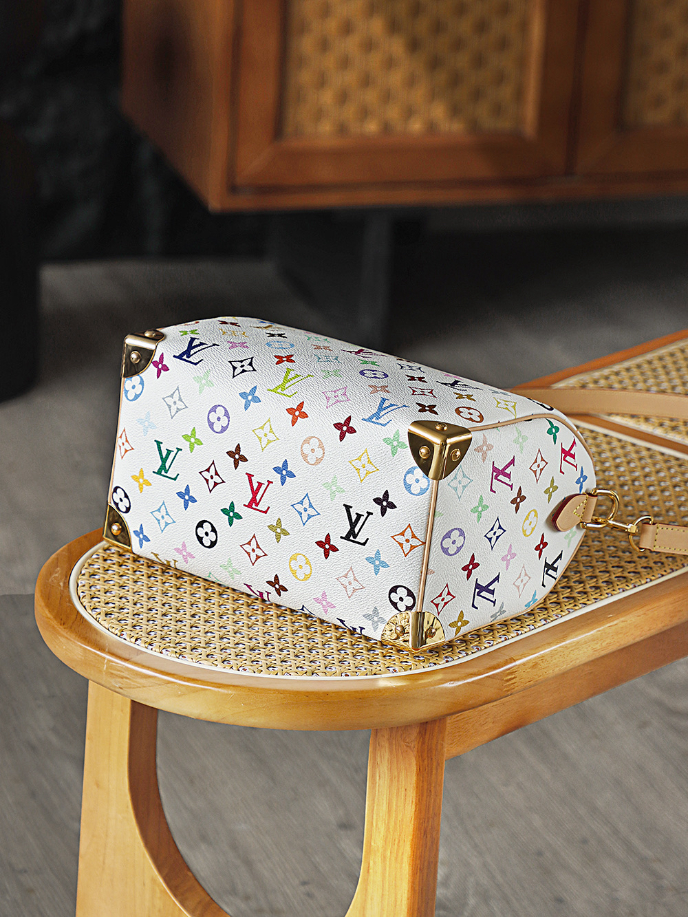 Louis Vuitton The Speedy 25 Tricolor inherits the elegant soul of the classic Speedy series.