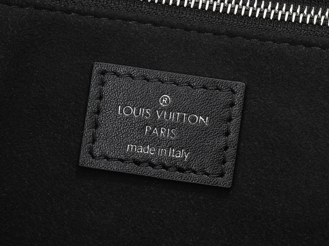 Louis Vuitton This small CarryAll Cargo handbag is crafted from soft lambskin, featuring a stylishly micro-crinkled finish.