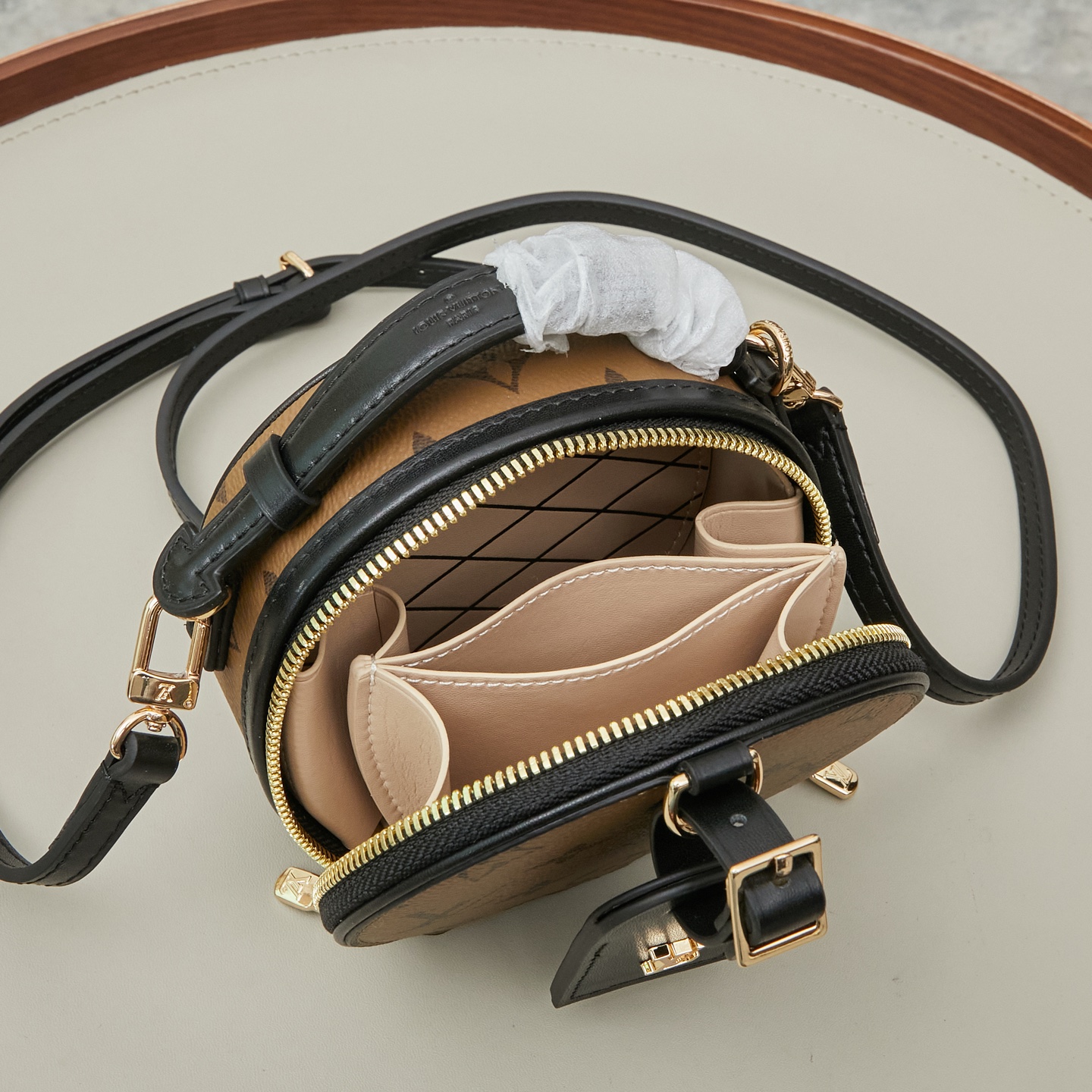 Louis Vuitton Exclusive Real Shots: M44699 (Classic Monogram) & M68276 (Yellow Monogram). The Mini Boîte Chapeau handbag features a classic silhouette crafted from Monogram canvas.