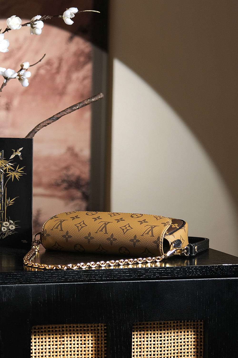 Louis Vuitton Looking back, here once again is a massive hit from the "Treasured Series"—featuring a stunning colorway perfectly suited for warm skin tones. 𝐋𝐯𝐲 𝐰𝐨𝐜: An exquisite, chic, and stylish piece.