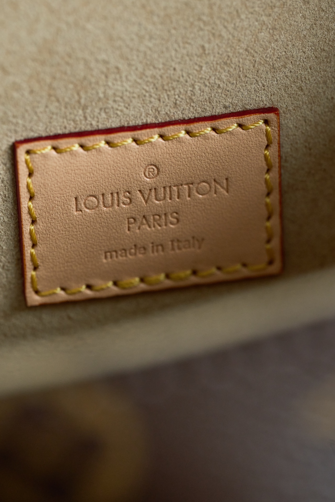 Louis Vuitton This model features custom craftsmanship inspired by Italian manufacturing standards, dynamic rolling code technology, and exclusive factory-original fabrics.
