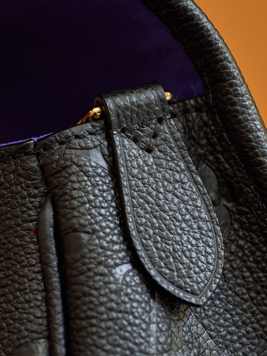 Louis Vuitton This model features custom craftsmanship inspired by Italian manufacturing traditions, dynamic rolling code technology, and exclusive fabrics sourced directly from the original manufacturer.